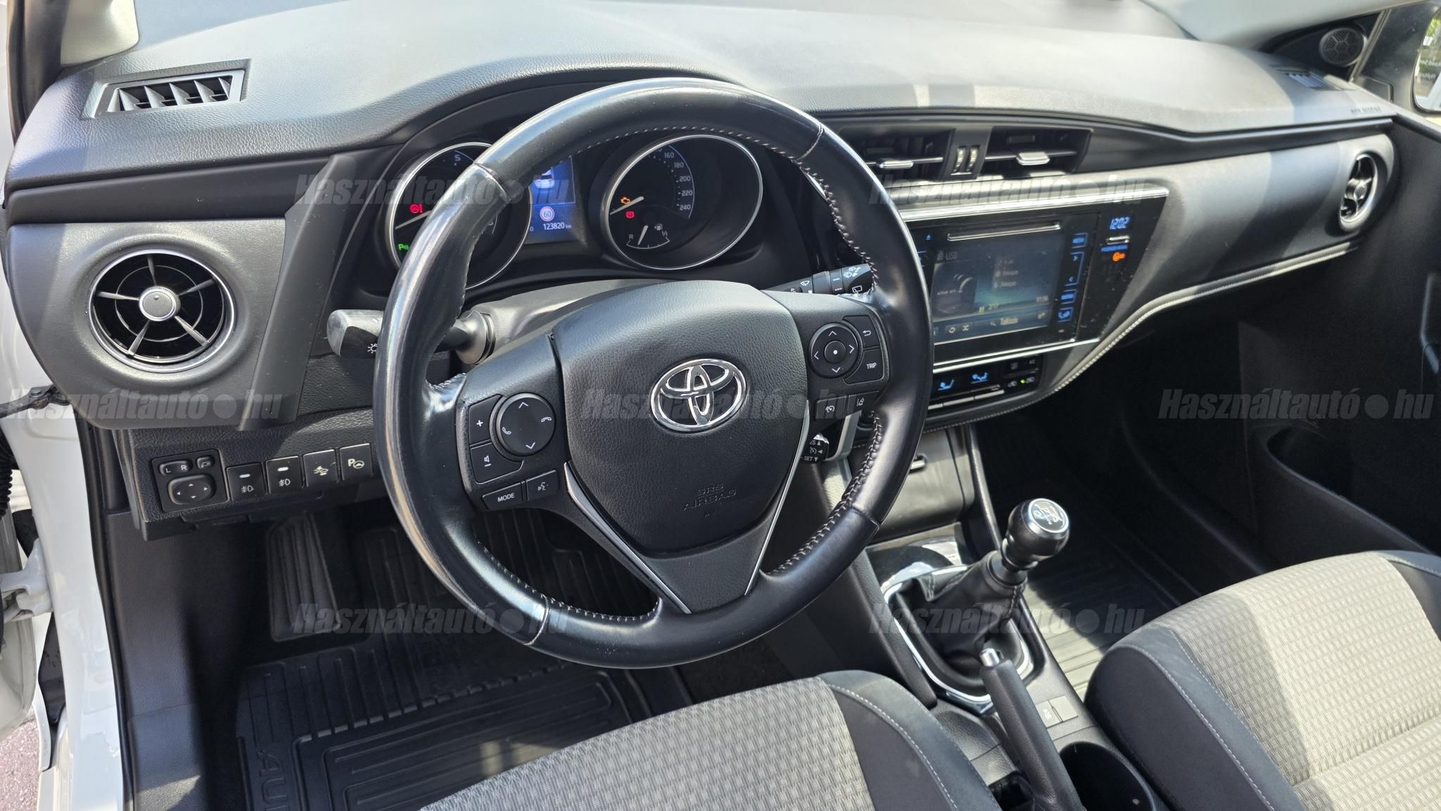 TOYOTA AURIS 1.6 Selection