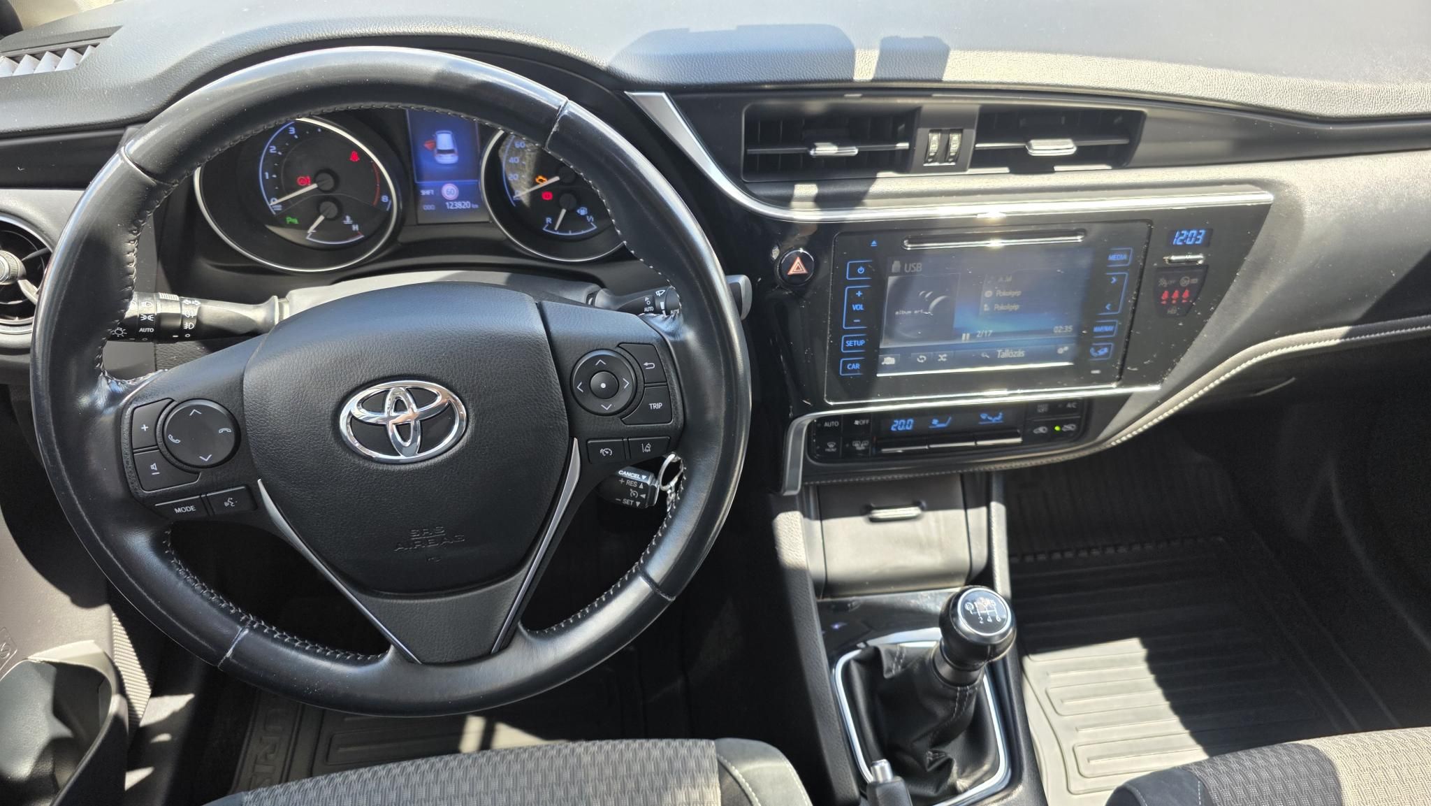 TOYOTA AURIS 1.6 Selection