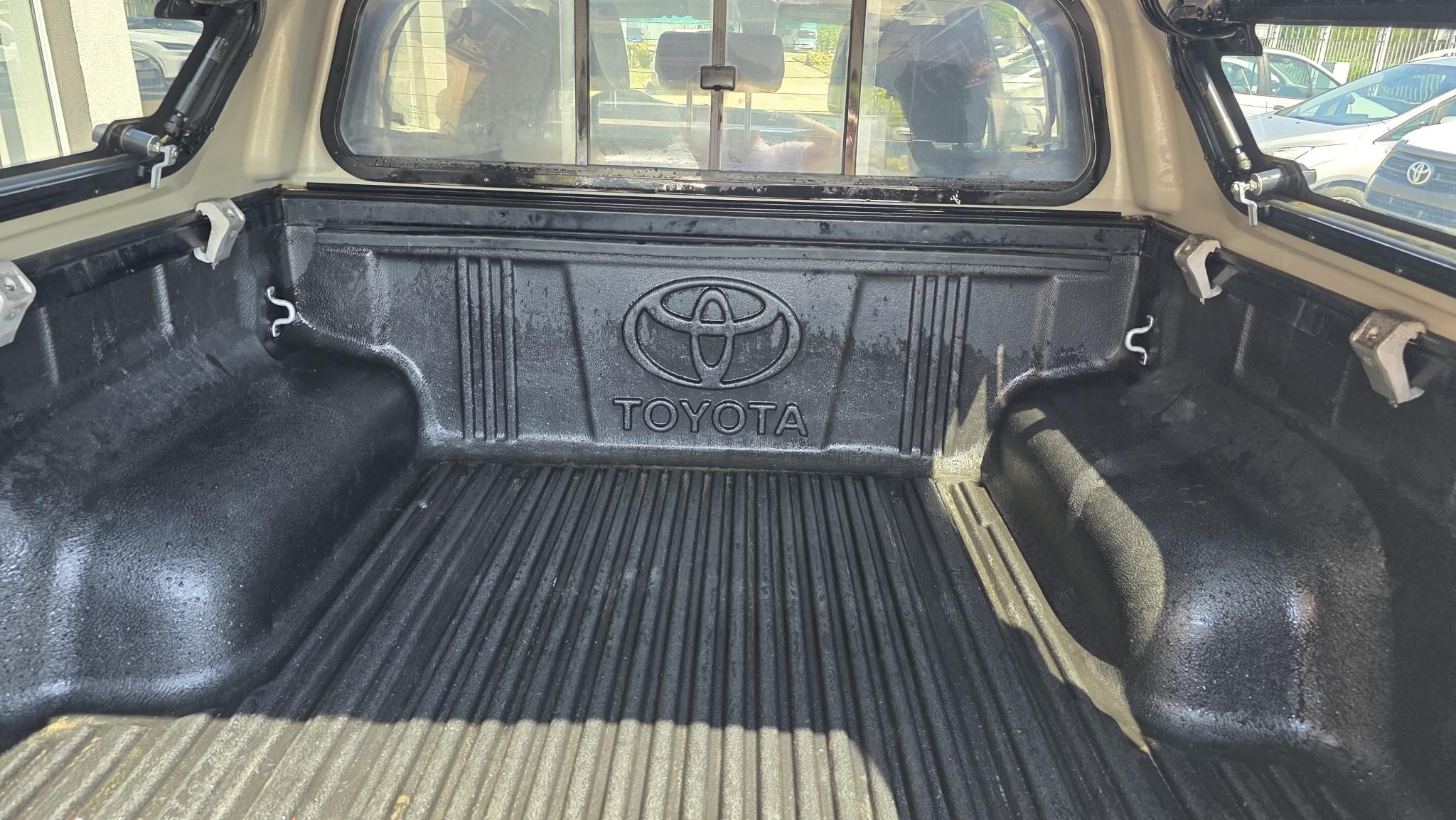 TOYOTA HILUX 2.8 D-4D 4x4 Double Executive (Automata)