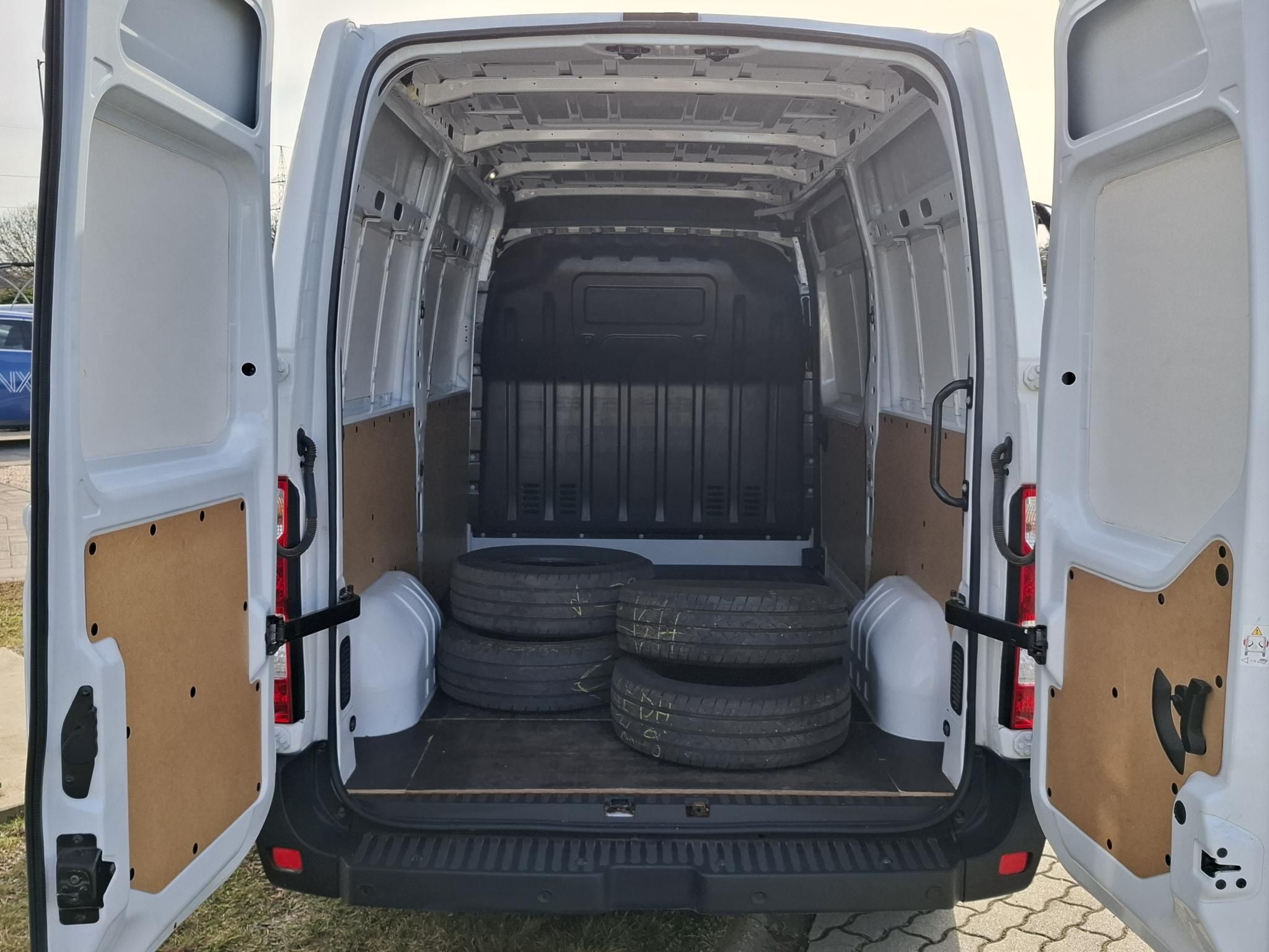 NISSAN INTERSTAR 2.3 dCi 150 L2H2 3,5t Comfort + TÉLI ÉS NYÁRI GUMIKKAL
