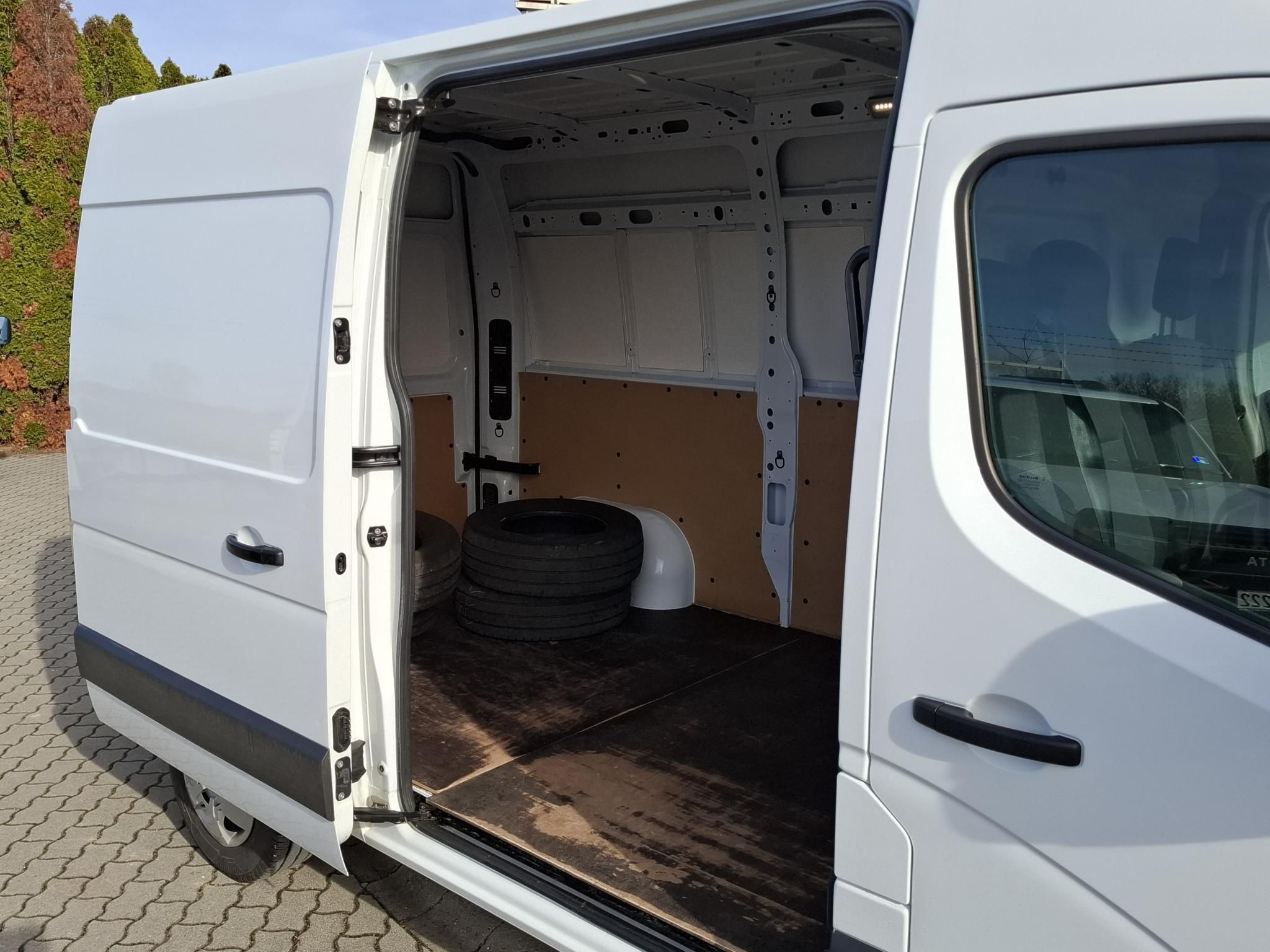 NISSAN INTERSTAR 2.3 dCi 150 L2H2 3,5t Comfort + TÉLI ÉS NYÁRI GUMIKKAL