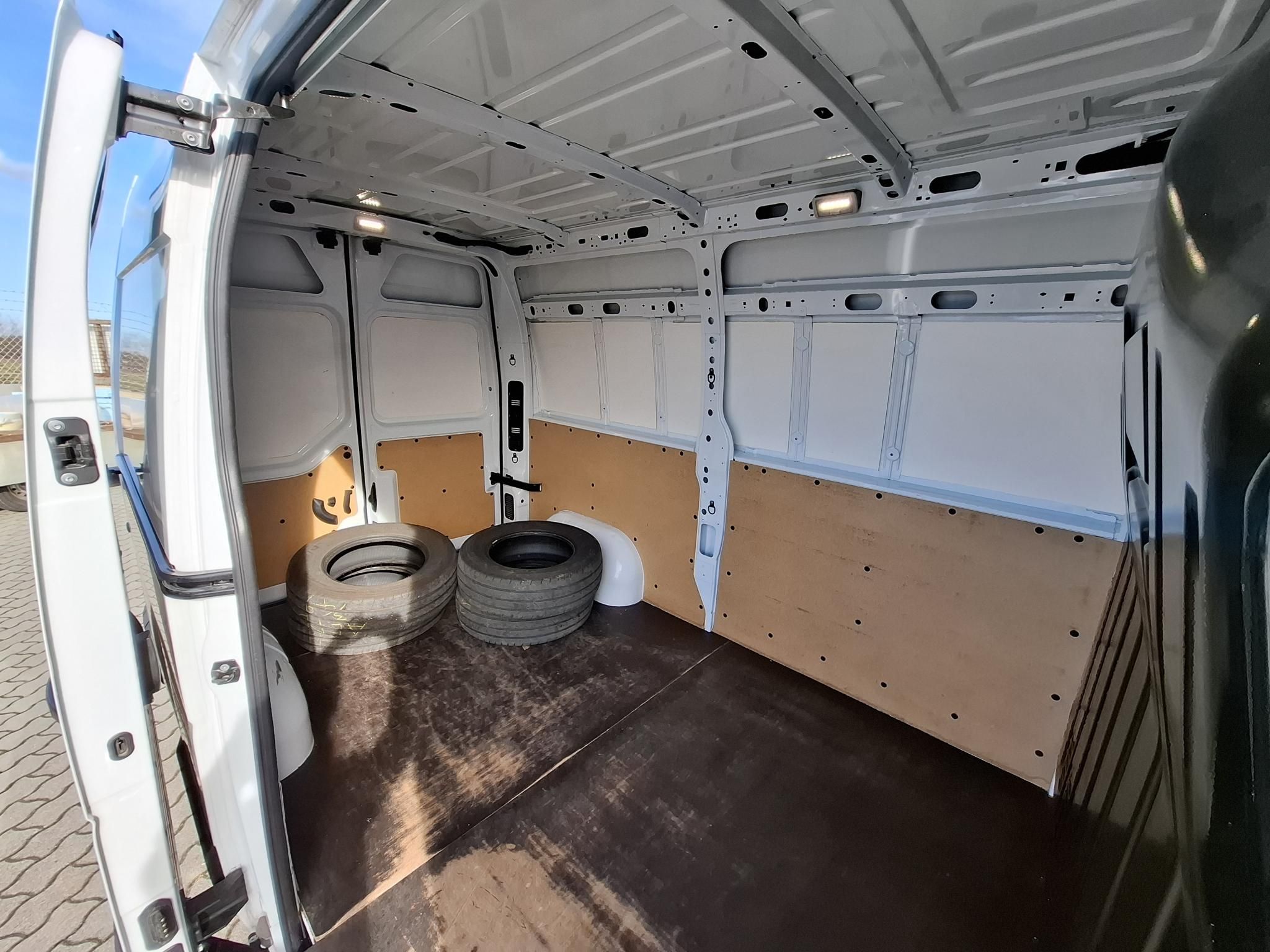 NISSAN INTERSTAR 2.3 dCi 150 L2H2 3,5t Comfort + TÉLI ÉS NYÁRI GUMIKKAL