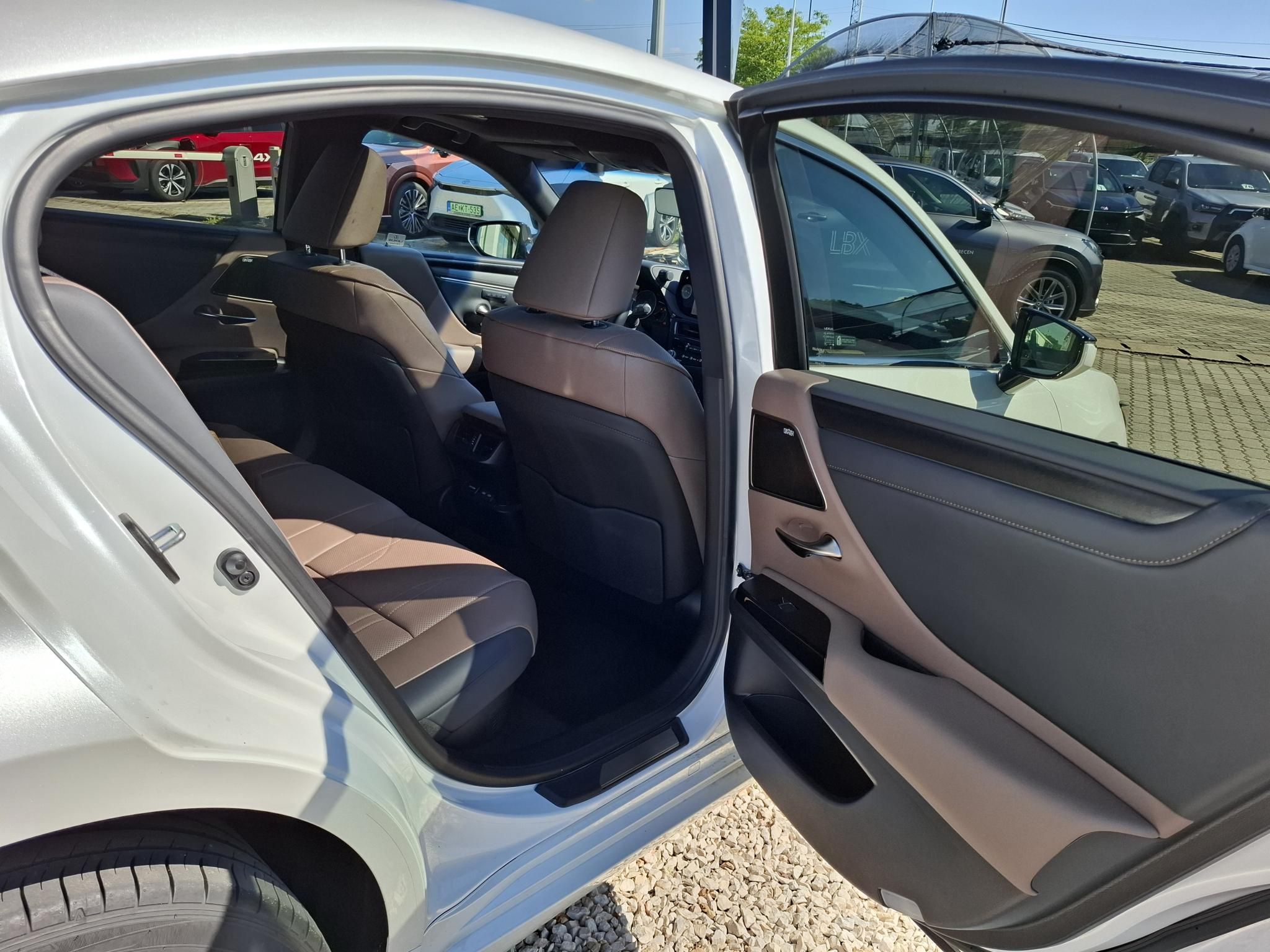 LEXUS ES 300h Prestiege Top CVT Mark Lewinson hangrendszer!! + Michelin téli gumik