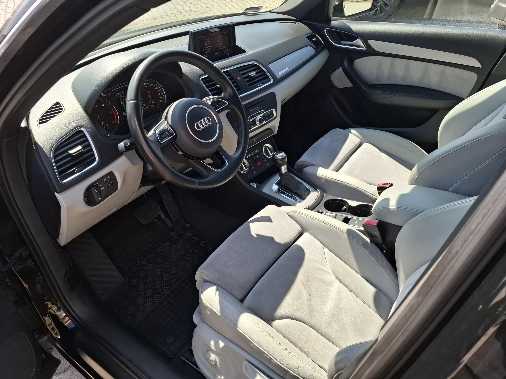 AUDI Q3 2.0 TDI DPF quattro S-tronic