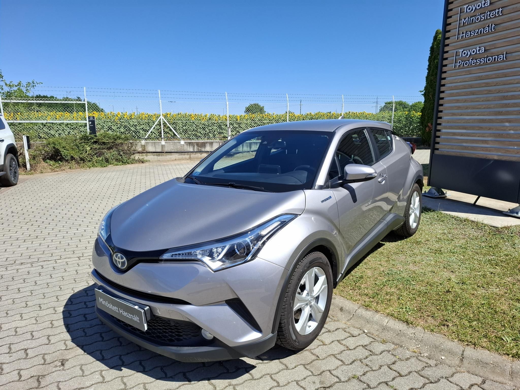 TOYOTA C-HR 1.8 Hybrid Active (ülésfűtéssel) e-CVT + 2 Év Toyota Minősített Használt Autó Garanciával