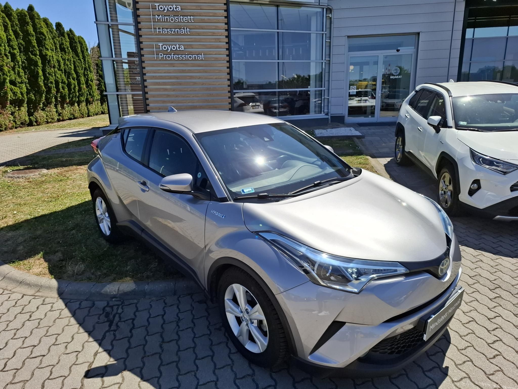 TOYOTA C-HR 1.8 Hybrid Active (ülésfűtéssel) e-CVT + 2 Év Toyota Minősített Használt Autó Garanciával