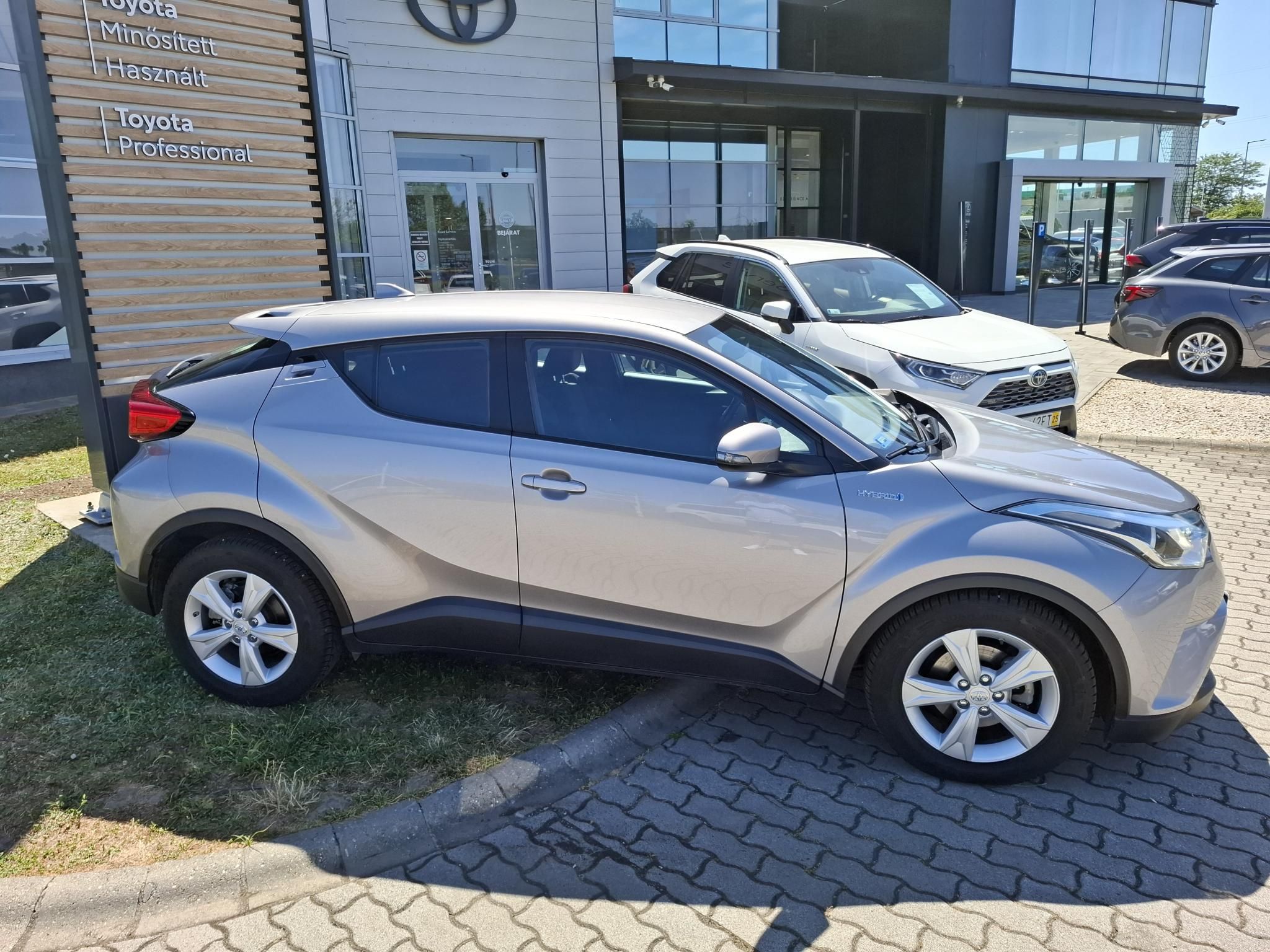 TOYOTA C-HR 1.8 Hybrid Active (ülésfűtéssel) e-CVT + 2 Év Toyota Minősített Használt Autó Garanciával