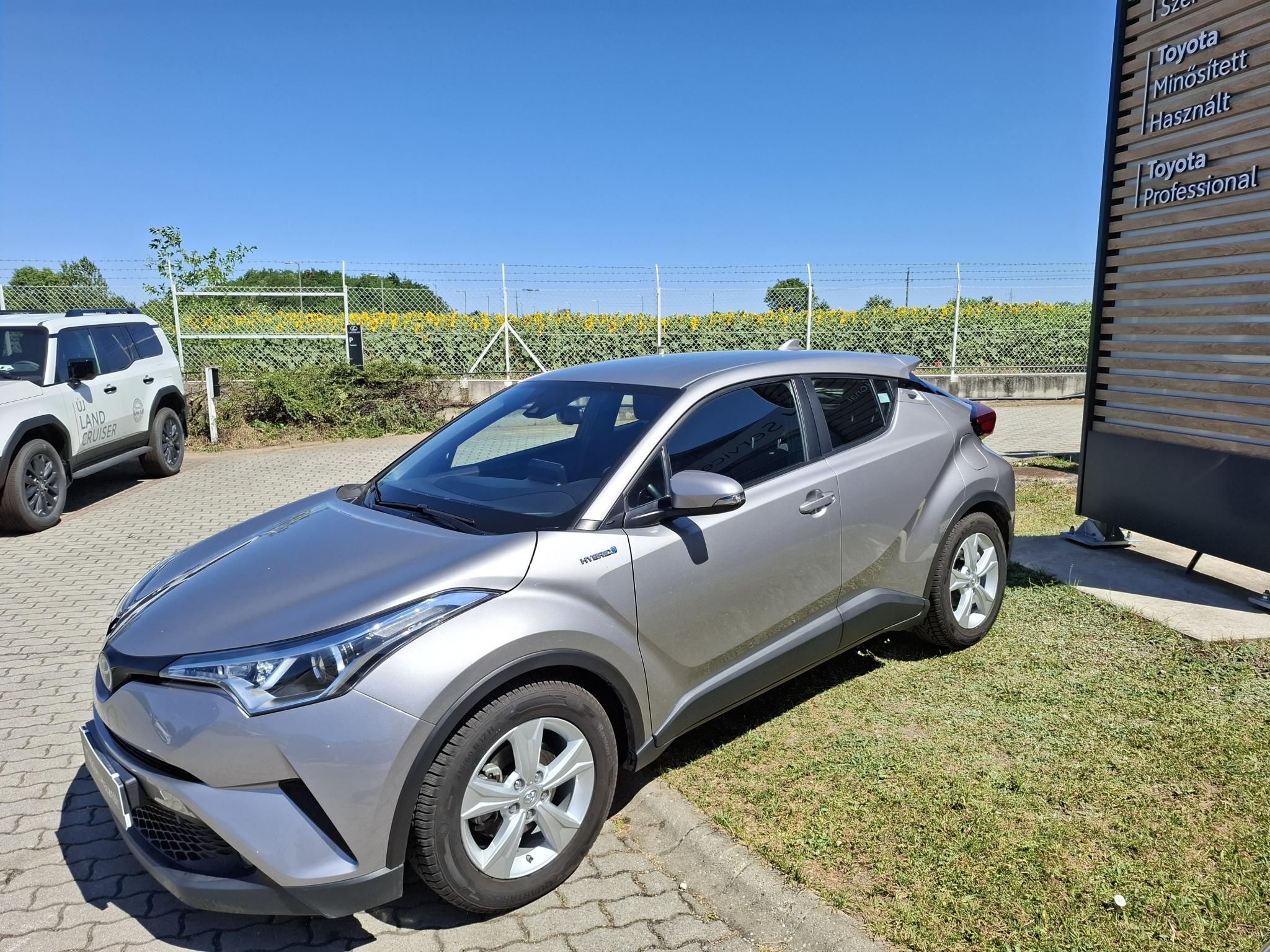 TOYOTA C-HR 1.8 Hybrid Active (ülésfűtéssel) e-CVT + 2 Év Toyota Minősített Használt Autó Garanciával