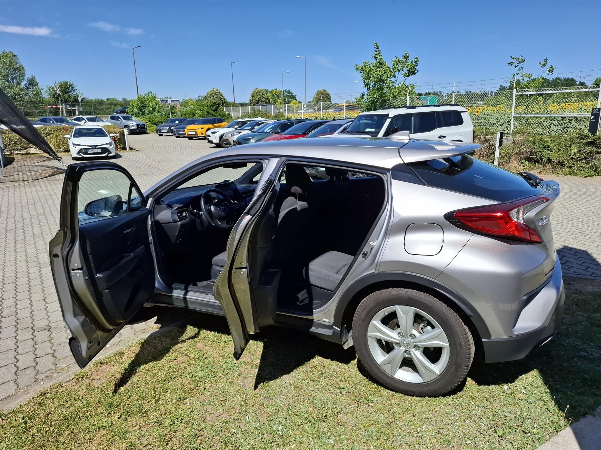 TOYOTA C-HR 1.8 Hybrid Active (ülésfűtéssel) e-CVT + 2 Év Toyota Minősített Használt Autó Garanciával