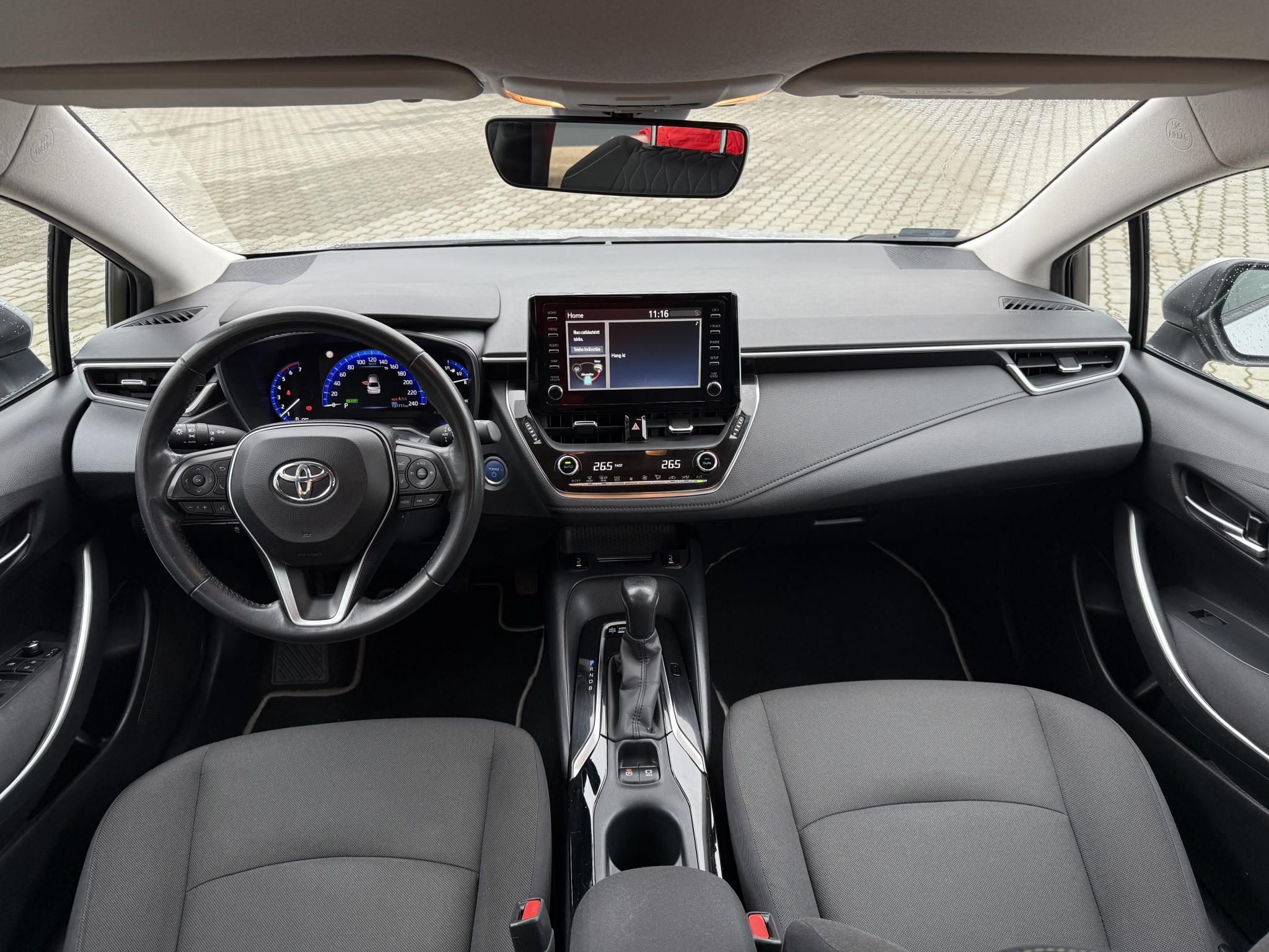 TOYOTA COROLLA Sedan 1.8 Hybrid Comfort Tech e-CVT + 2 év Toyota Minősített Használt Autó Garancia