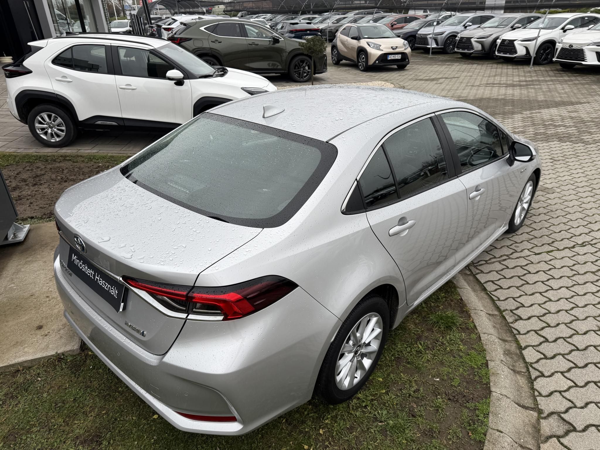 TOYOTA COROLLA Sedan 1.8 Hybrid Comfort Tech e-CVT + 2 év Toyota Minősített Használt Autó Garancia