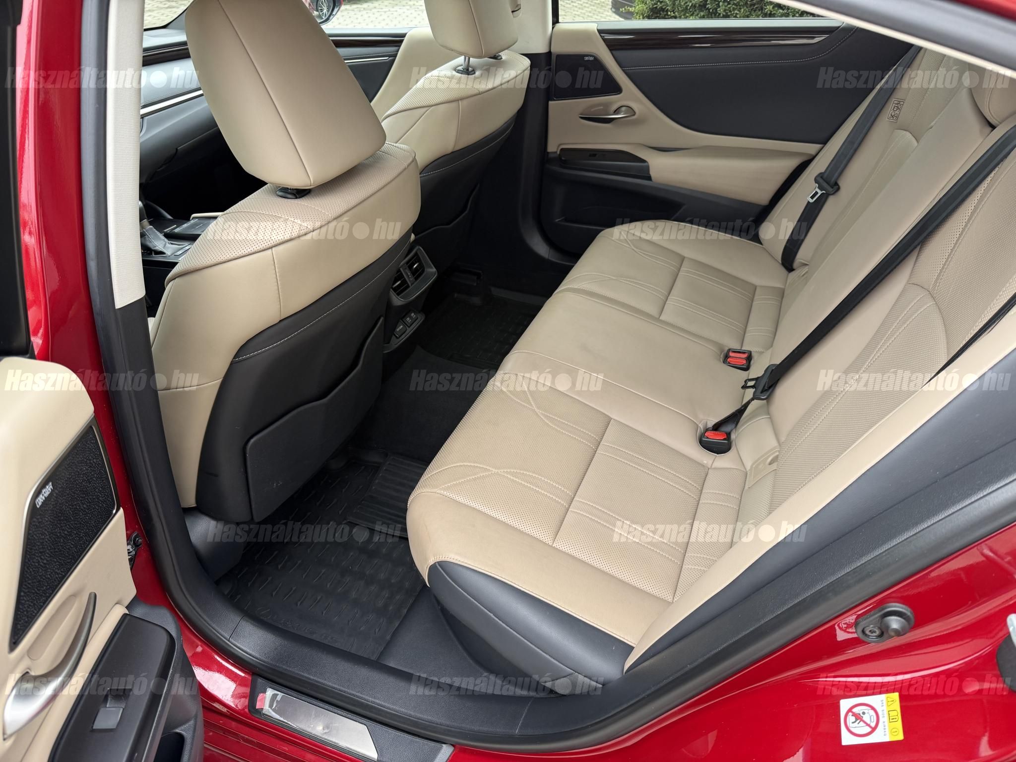 LEXUS ES 300h Prestiege Top CVT + 2 év Lexus Select Garancia