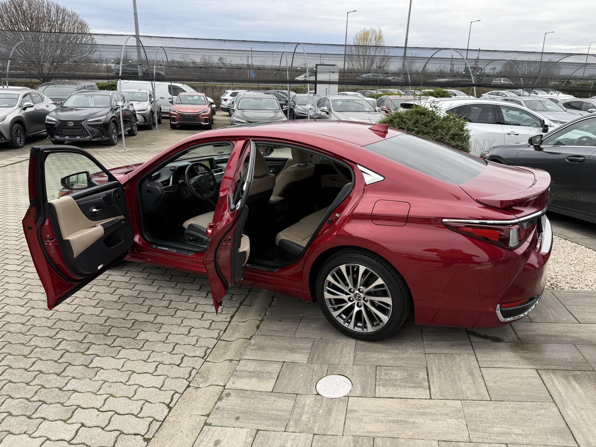 LEXUS ES 300h Prestiege Top CVT + 2 év Lexus Select Garancia