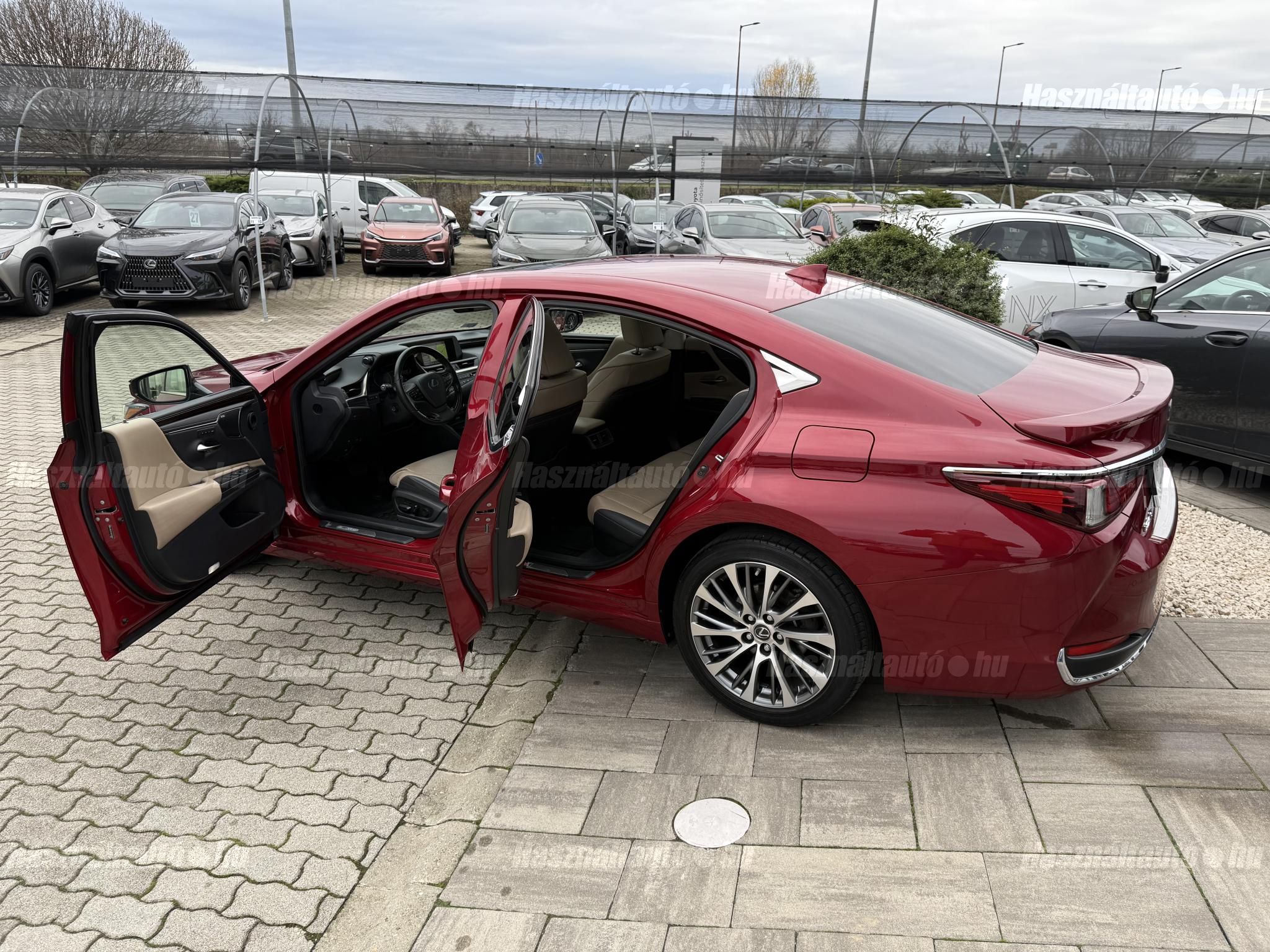 LEXUS ES 300h Prestiege Top CVT + 2 év Lexus Select Garancia