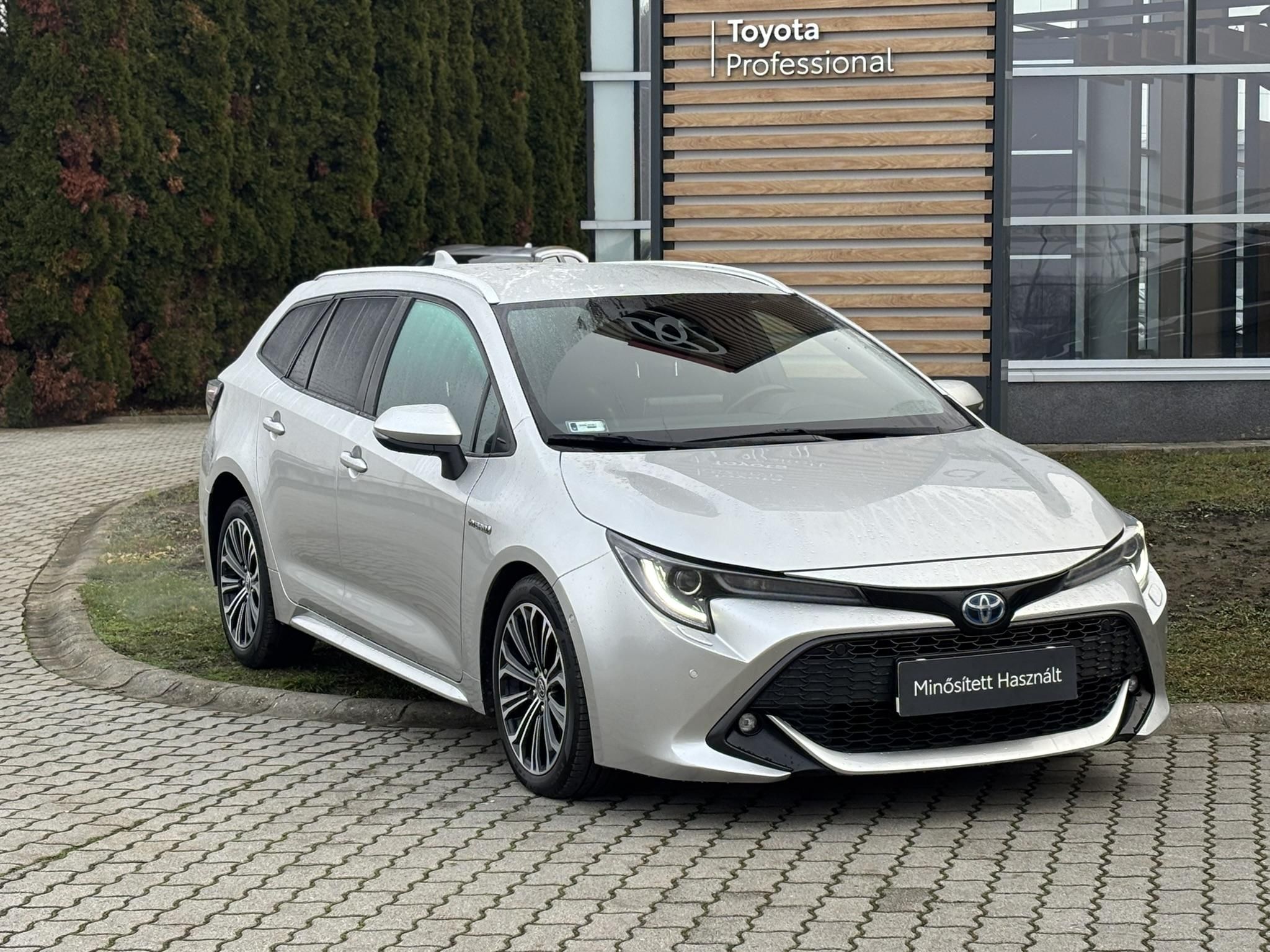 TOYOTA COROLLA Touring Sports 1.8 Hybrid Comfort Style Tech e-CVT + 2 év Toyota Minősített Használt Autó Garancia