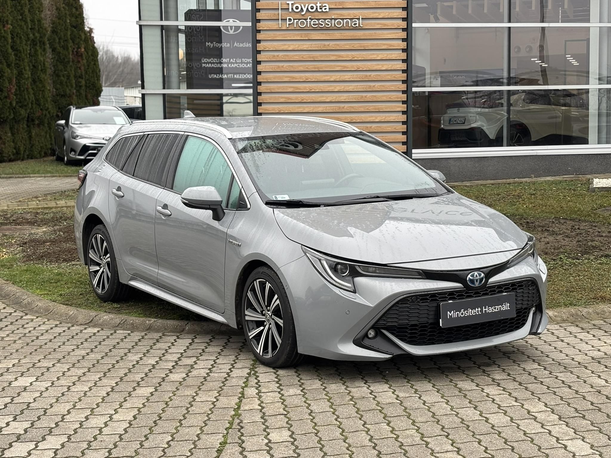 TOYOTA COROLLA Touring Sports 1.8 Hybrid Comfort Style Tech e-CVT + 2 év Toyota Minősített Használt Autó Garancia