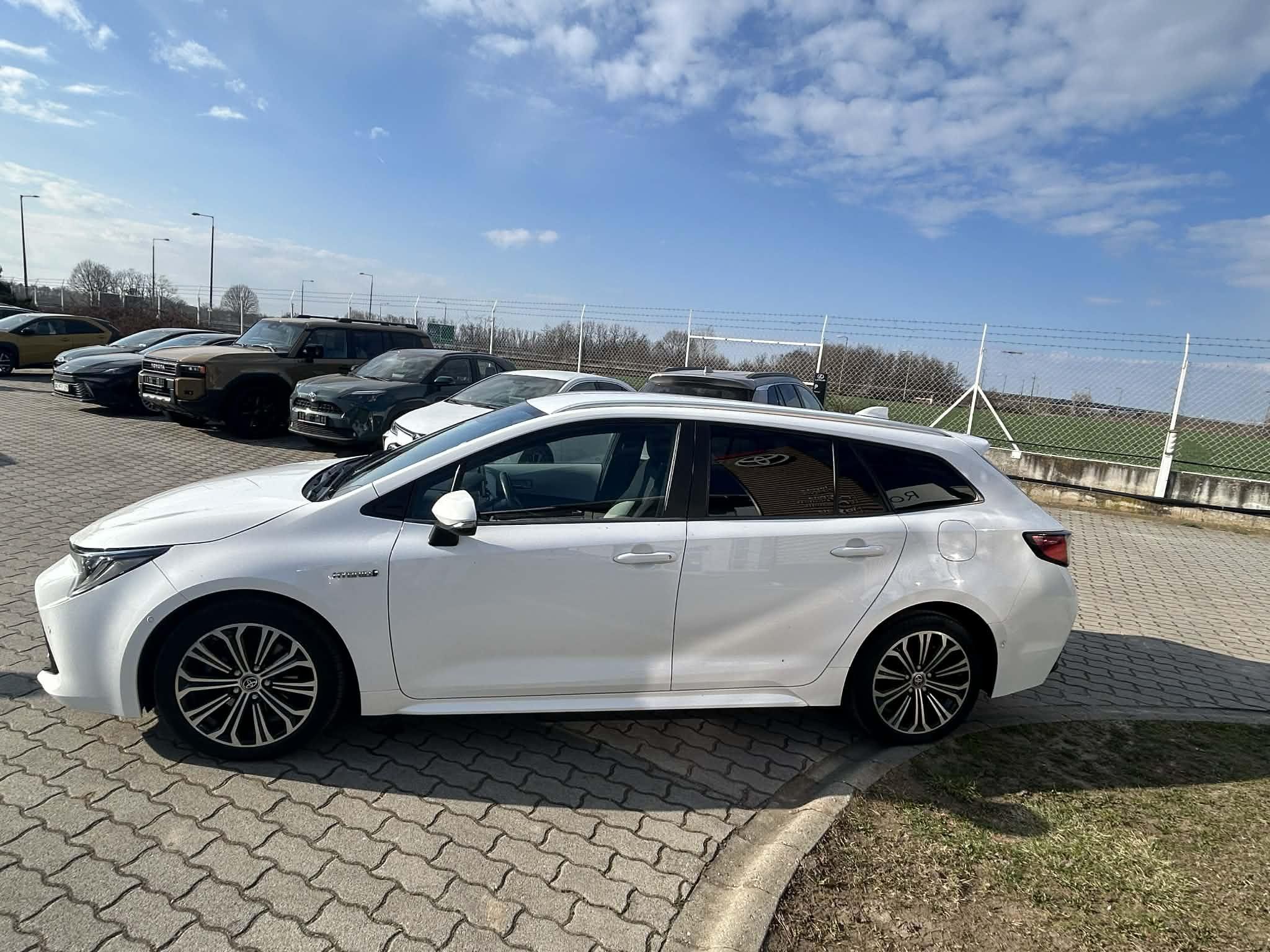 TOYOTA COROLLA Touring Sports 2.0 Hybrid Comfort Style Tech e-CVT +2 ÉV TOYOTA MINŐSÍTETT HASZNÁLT GARANCIA