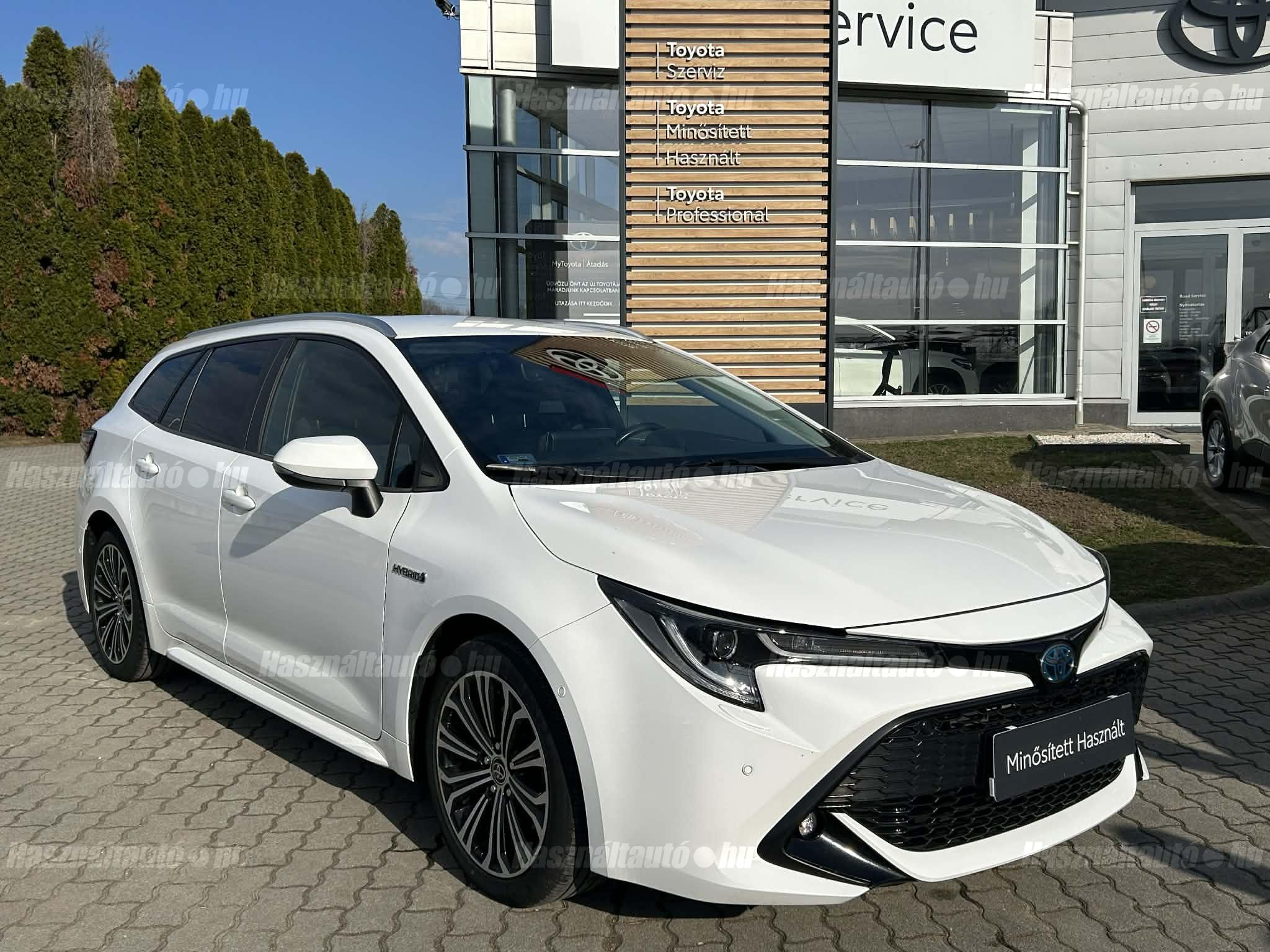 TOYOTA COROLLA Touring Sports 2.0 Hybrid Comfort Style Tech e-CVT +2 ÉV TOYOTA MINŐSÍTETT HASZNÁLT GARANCIA