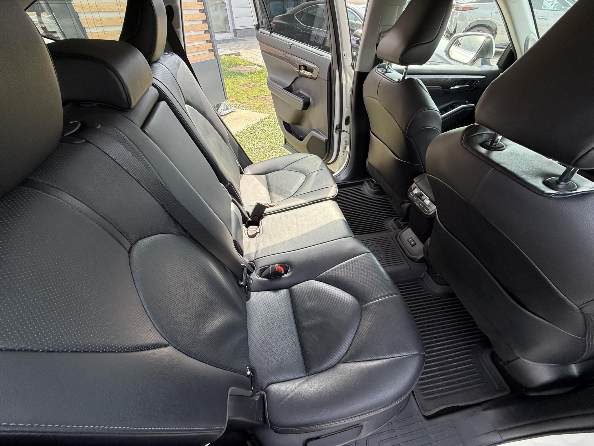 TOYOTA HIGHLANDER 2.5 Hybrid Prestige Tech CVT +2 ÉV TOYOTA MINŐSÍTETT HASZNÁLT GARANCIA