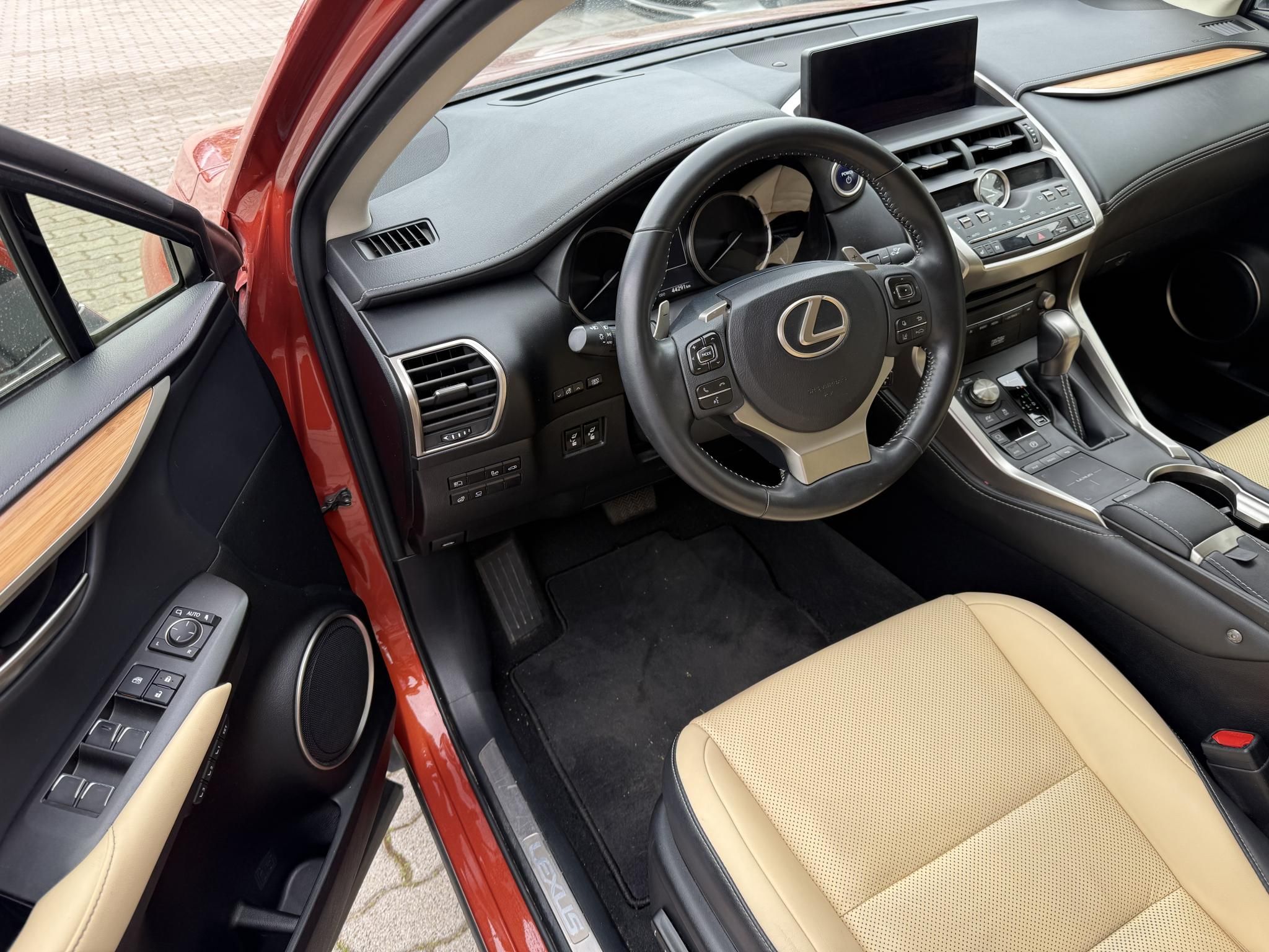 LEXUS NX 300h Luxury CVT + 2 év Lexus Select Garancia