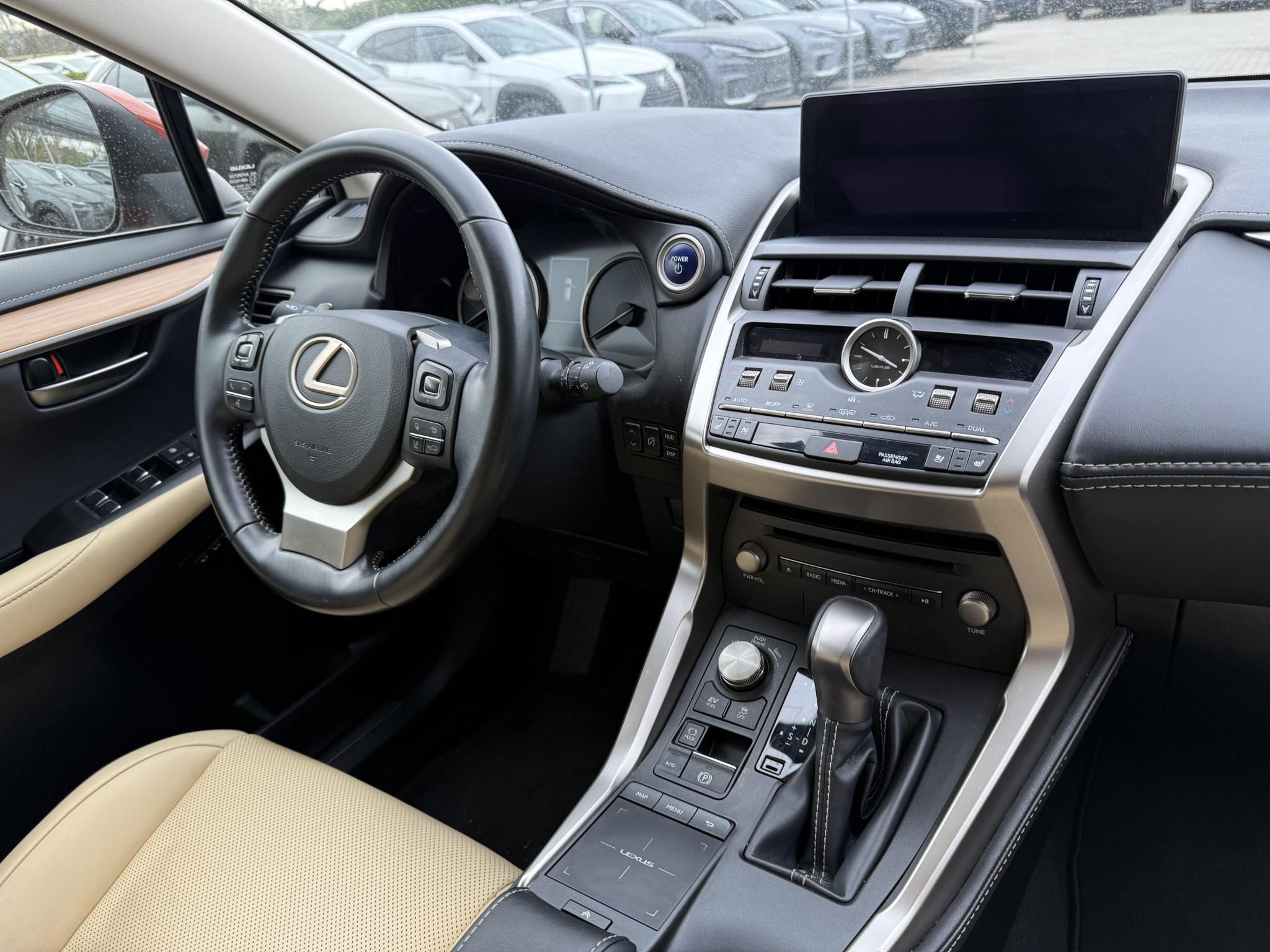 LEXUS NX 300h Luxury CVT + 2 év Lexus Select Garancia