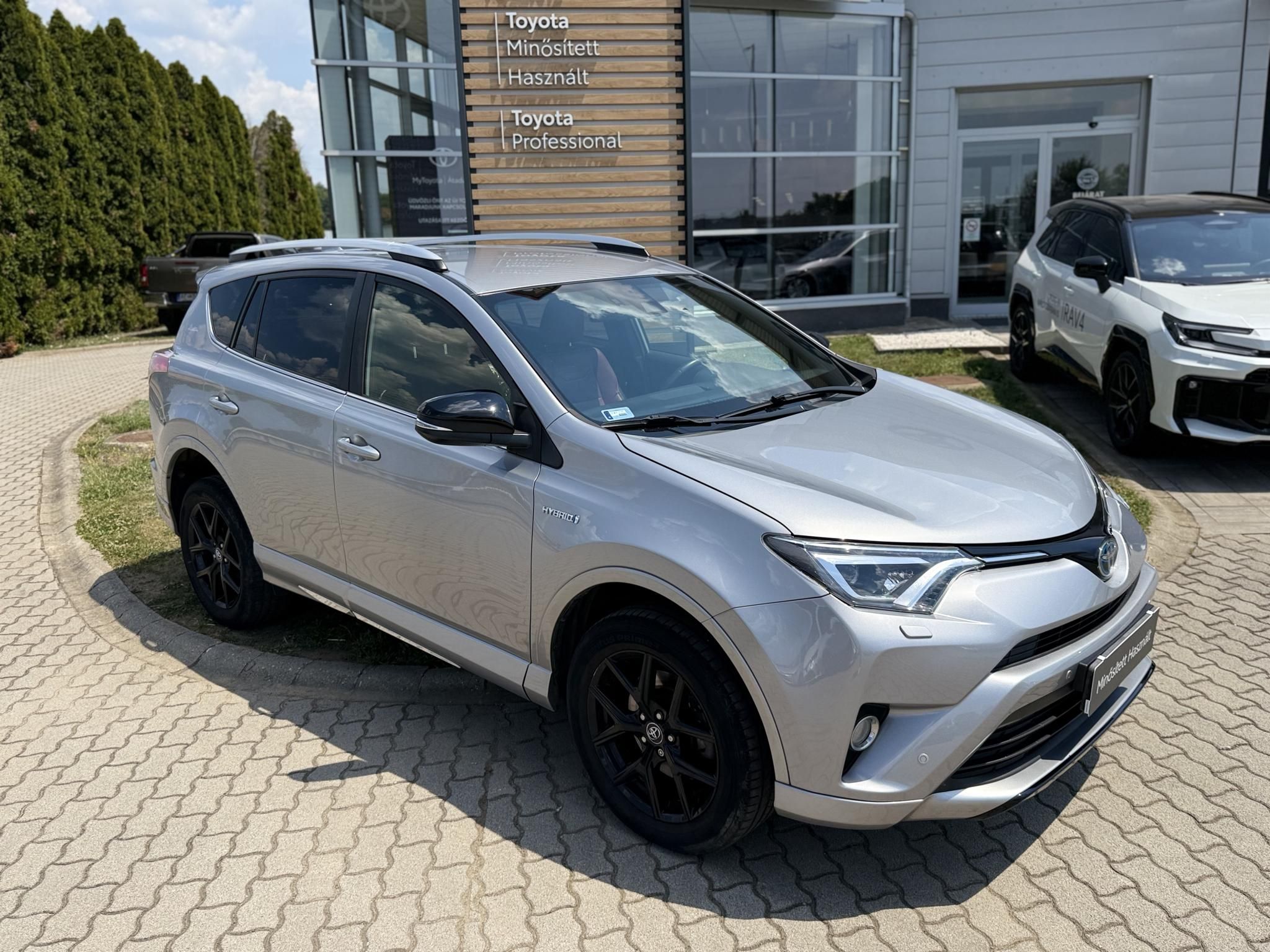 TOYOTA RAV 4 Rav4 2.5 Hybrid Selection Silver 2WD e-CVT + 2 év Toyota Minősített Használt Autó Garancia