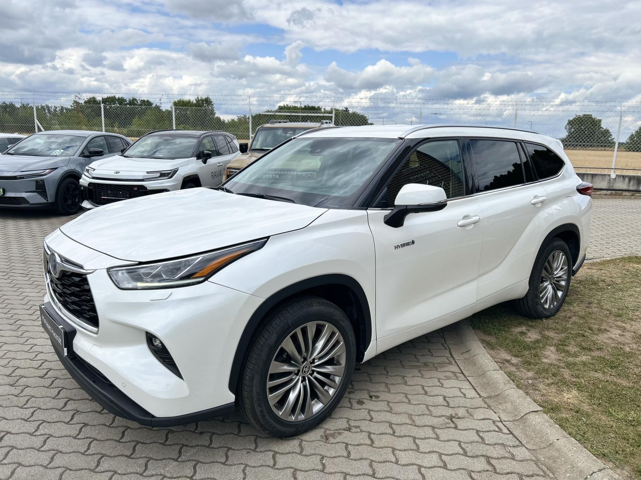 TOYOTA HIGHLANDER 2.5 Hybrid Prestige Tech CVT +2 ÉV TOYOTA MINŐSÍTETT HASZNÁLT GARANCIA
