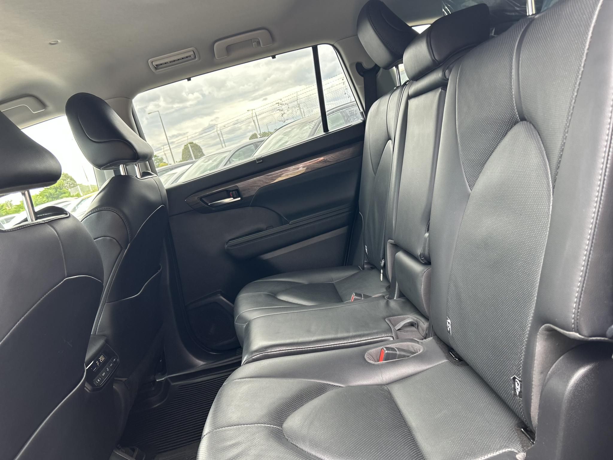 TOYOTA HIGHLANDER 2.5 Hybrid Prestige Tech CVT +2 ÉV TOYOTA MINŐSÍTETT HASZNÁLT GARANCIA