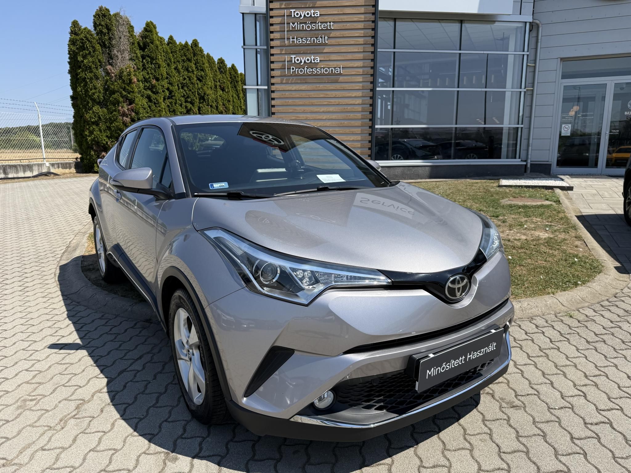 TOYOTA C-HR 1.2T Active (ülésfűtéssel) + 2 év Toyota Minősített Használt Autó Garancia