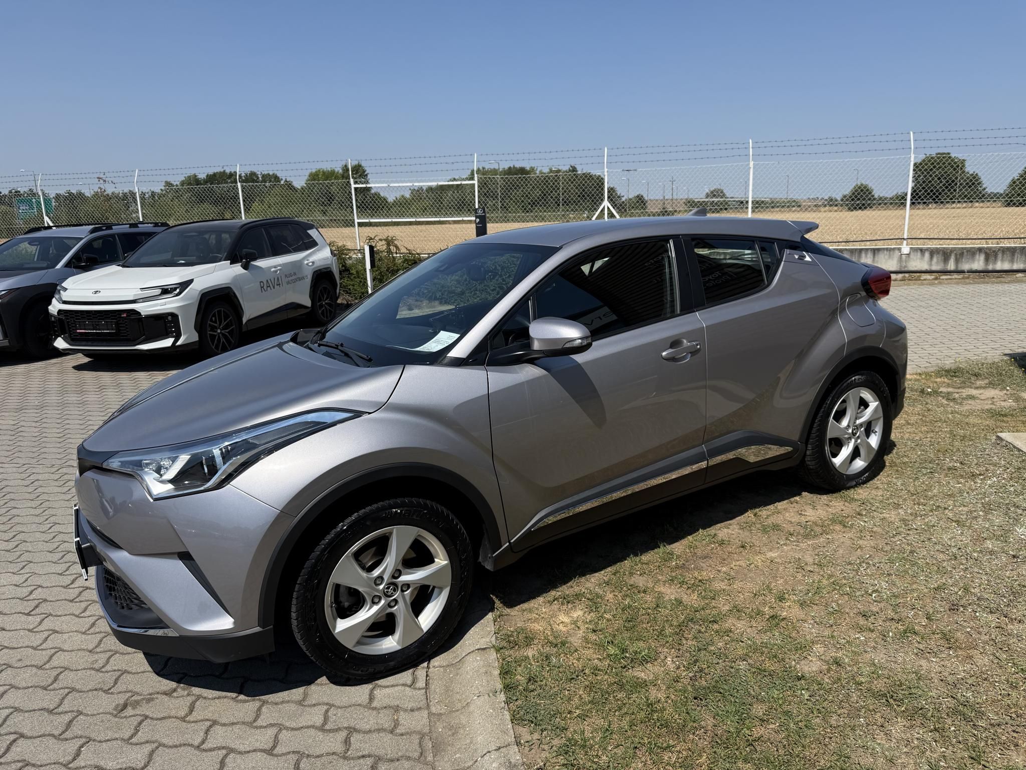 TOYOTA C-HR 1.2T Active (ülésfűtéssel) + 2 év Toyota Minősített Használt Autó Garancia