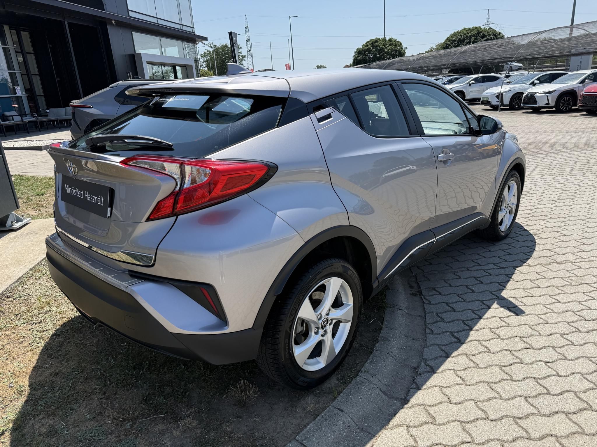 TOYOTA C-HR 1.2T Active (ülésfűtéssel) + 2 év Toyota Minősített Használt Autó Garancia