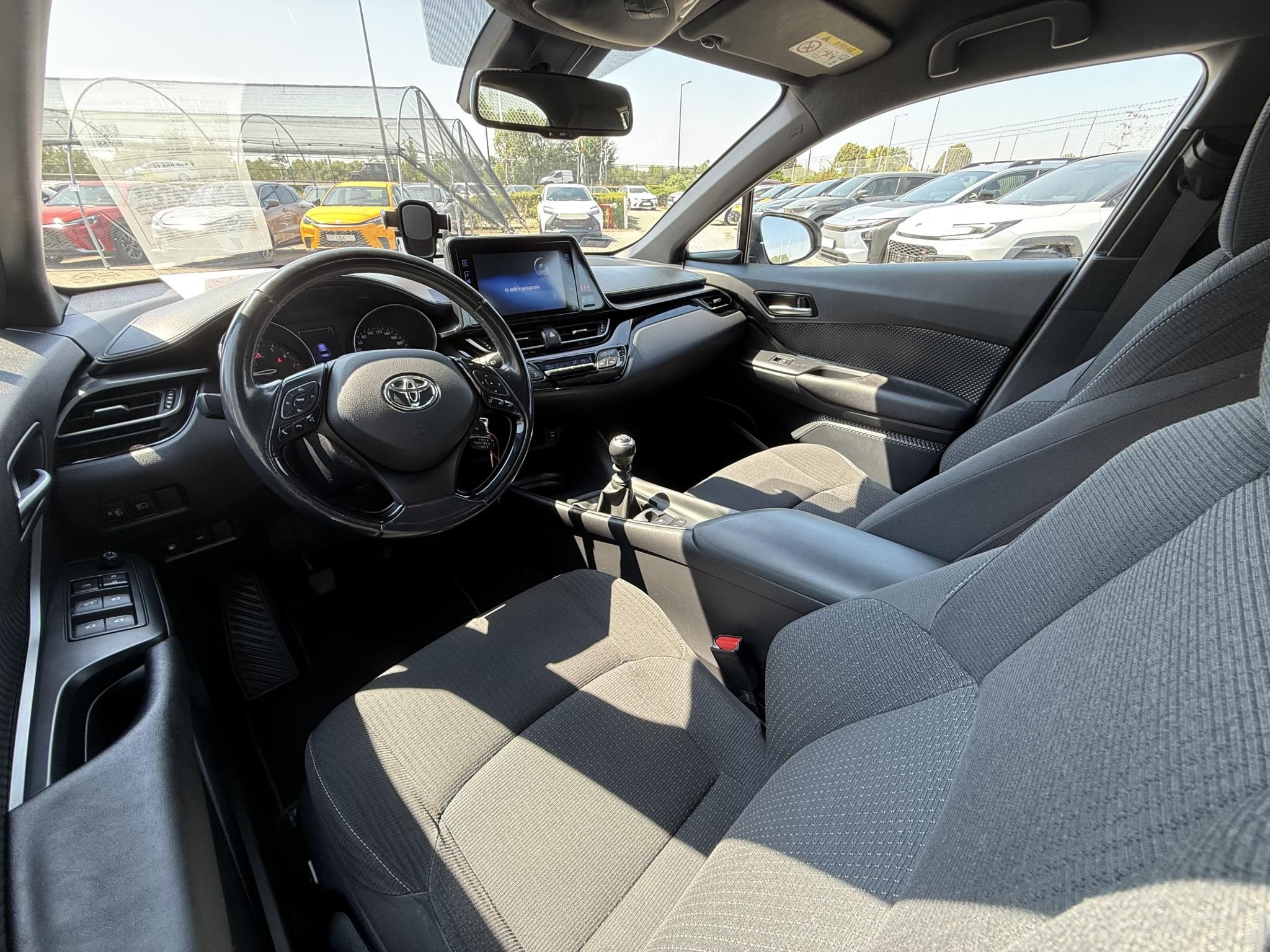 TOYOTA C-HR 1.2T Active (ülésfűtéssel) + 2 év Toyota Minősített Használt Autó Garancia