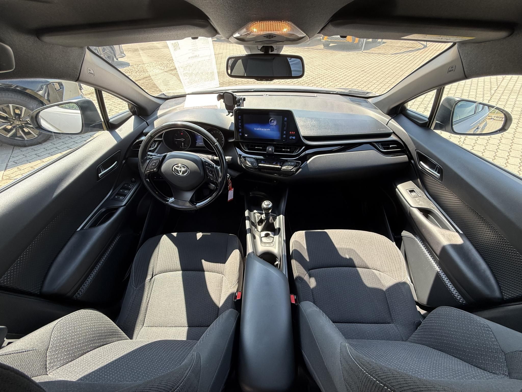 TOYOTA C-HR 1.2T Active (ülésfűtéssel) + 2 év Toyota Minősített Használt Autó Garancia