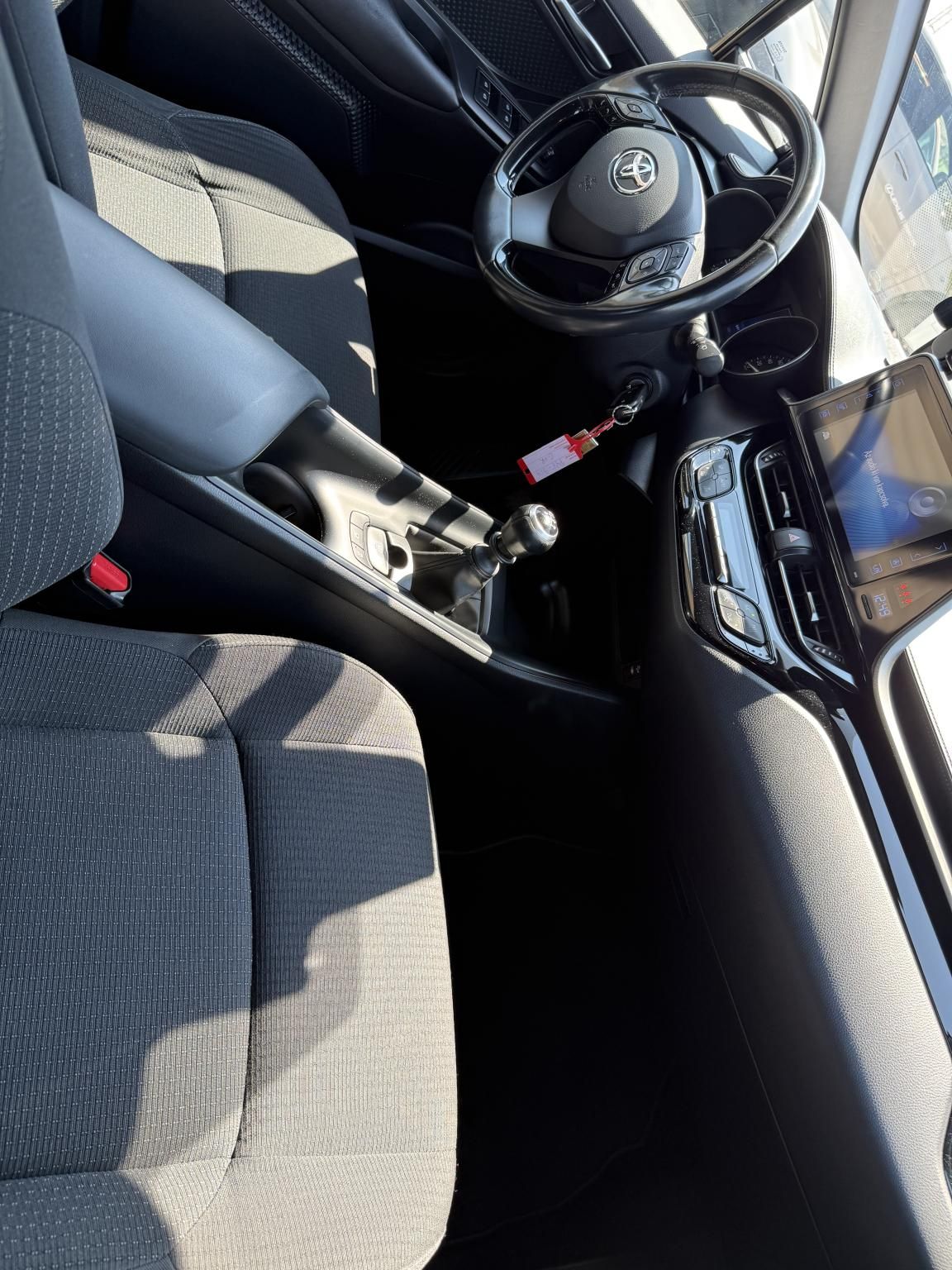 TOYOTA C-HR 1.2T Active (ülésfűtéssel) + 2 év Toyota Minősített Használt Autó Garancia