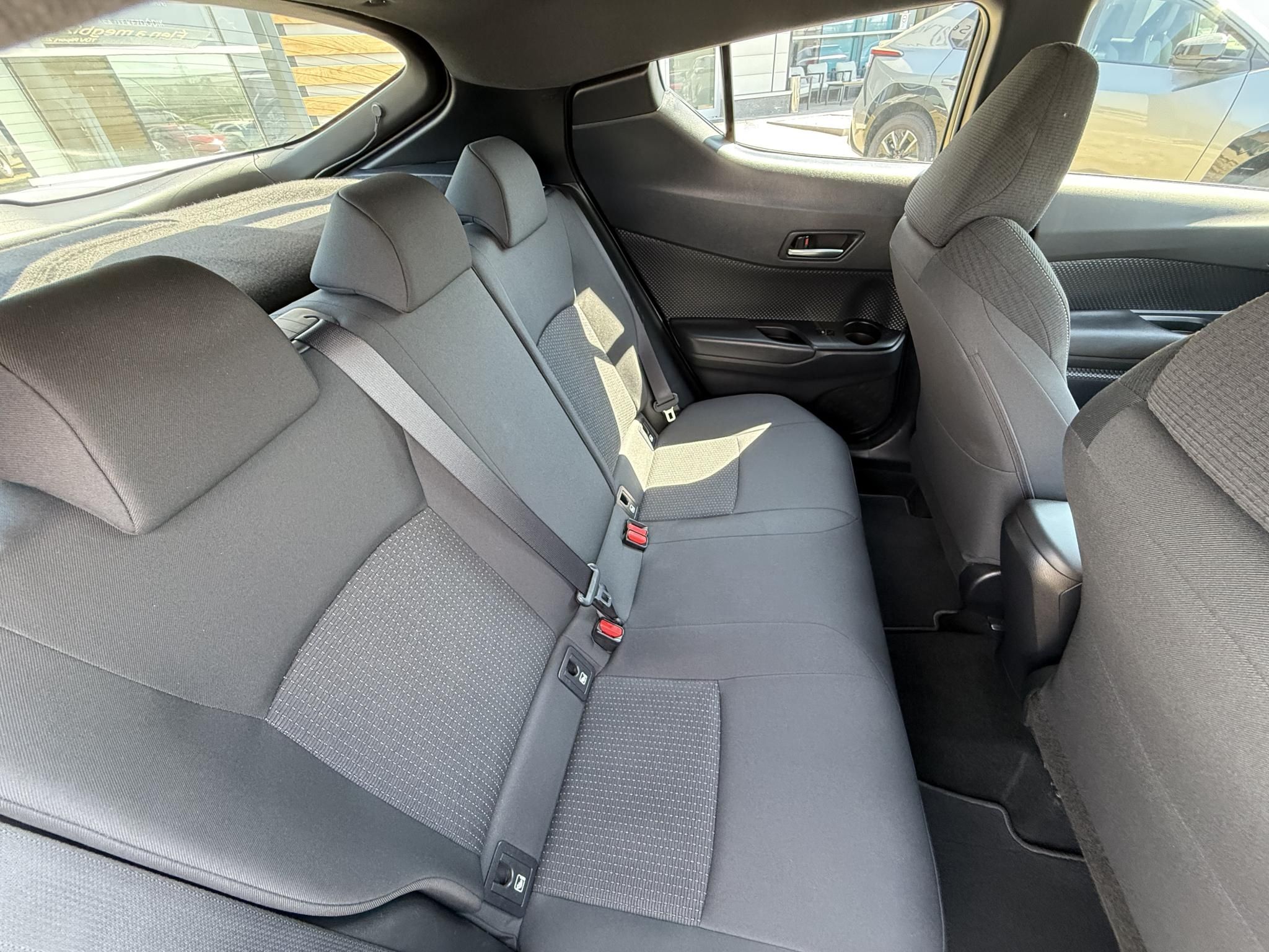 TOYOTA C-HR 1.2T Active (ülésfűtéssel) + 2 év Toyota Minősített Használt Autó Garancia