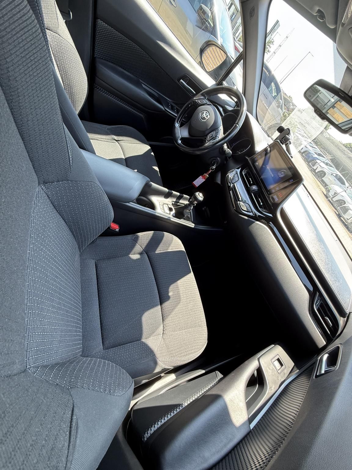TOYOTA C-HR 1.2T Active (ülésfűtéssel) + 2 év Toyota Minősített Használt Autó Garancia