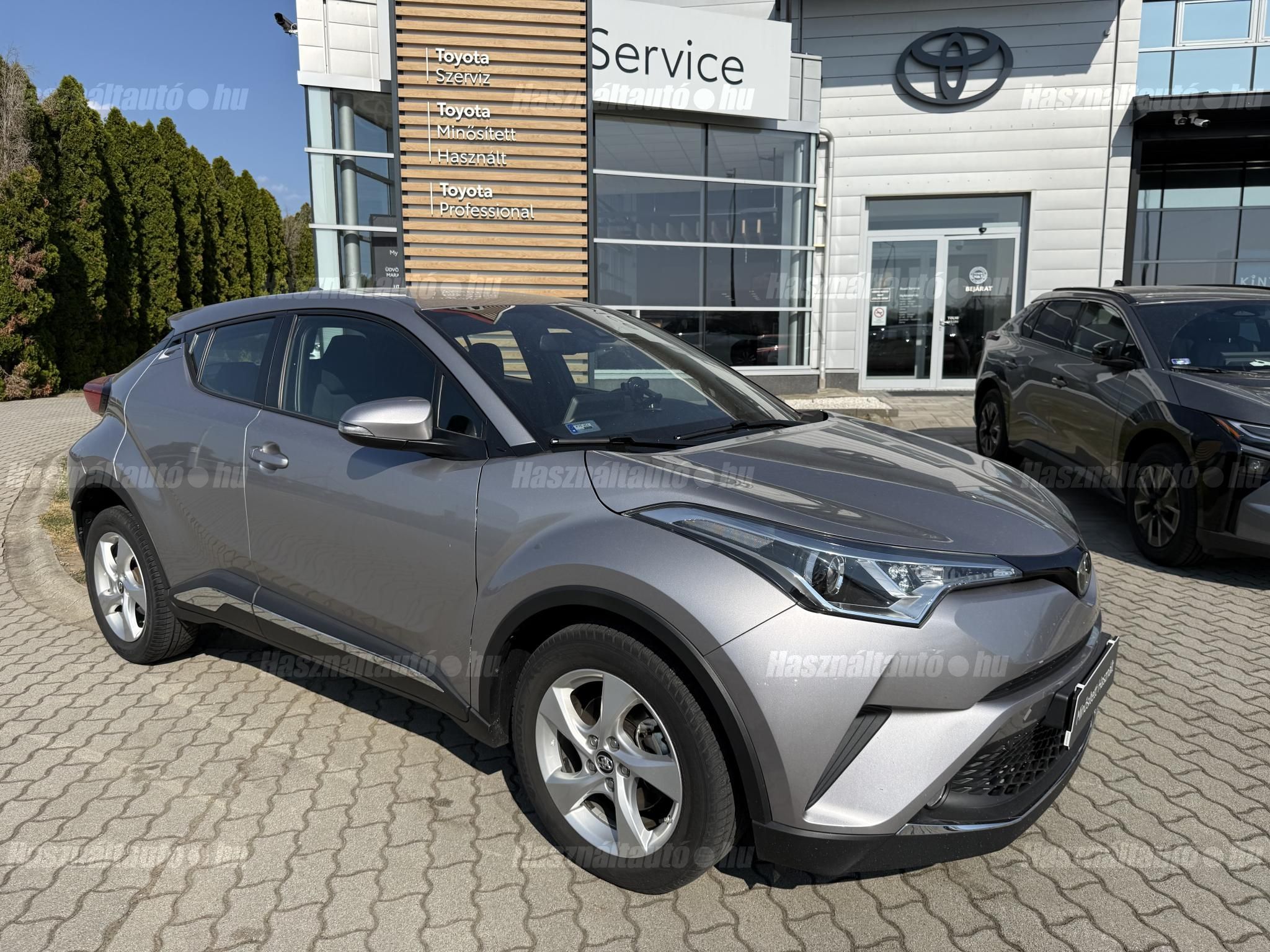 TOYOTA C-HR 1.2T Active (ülésfűtéssel) + 2 év Toyota Minősített Használt Autó Garancia
