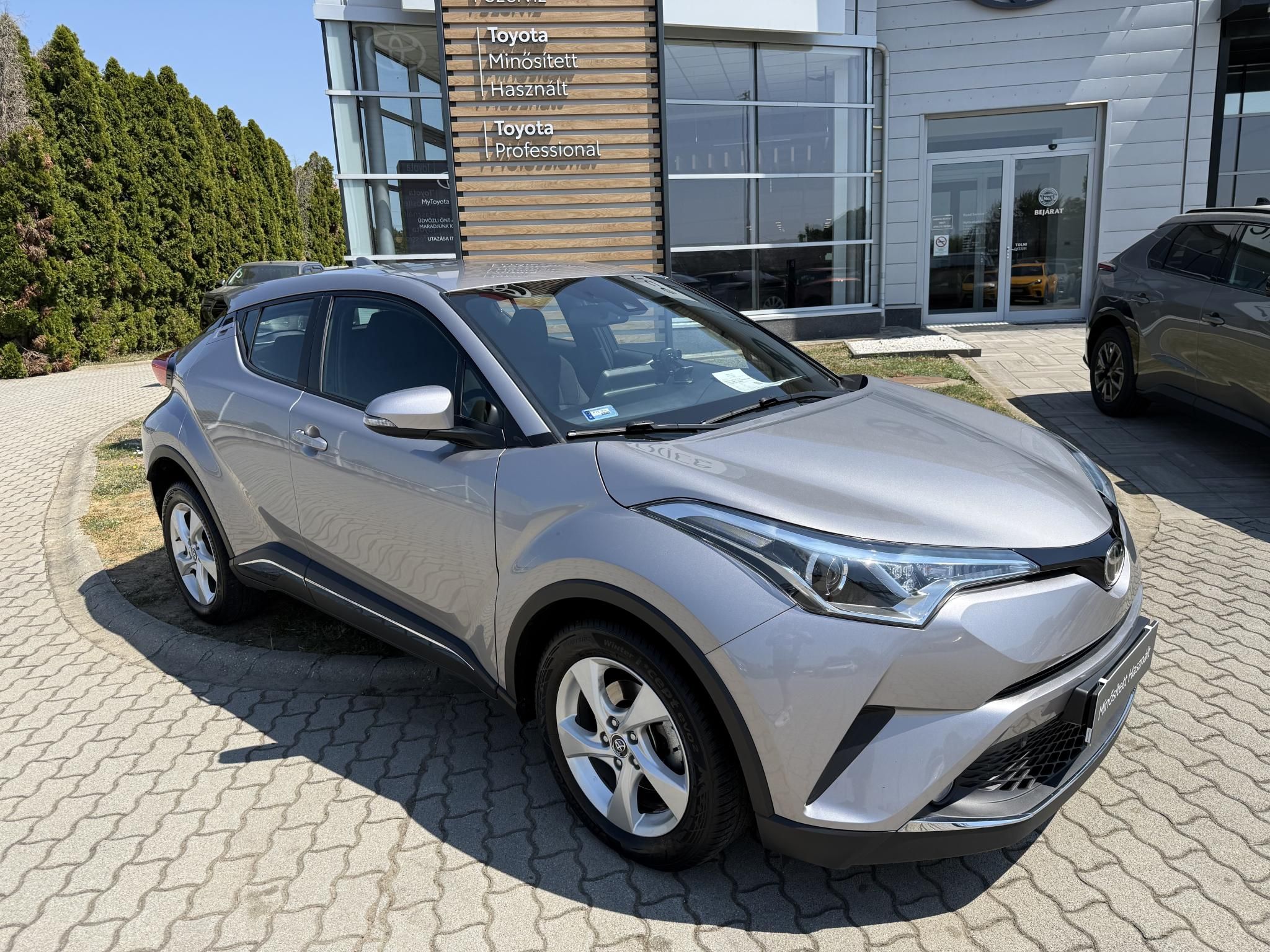 TOYOTA C-HR 1.2T Active (ülésfűtéssel) + 2 év Toyota Minősített Használt Autó Garancia