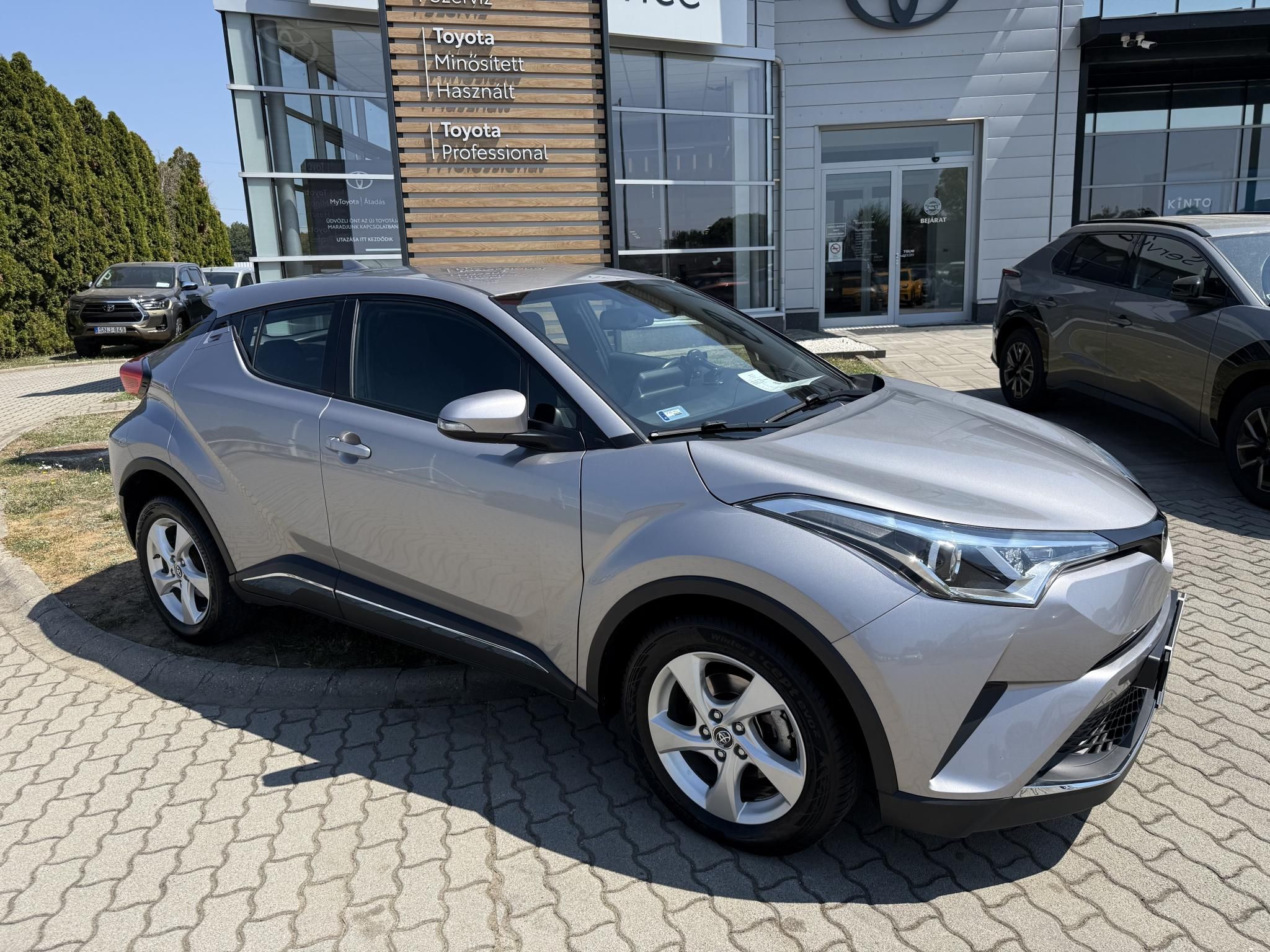 TOYOTA C-HR 1.2T Active (ülésfűtéssel) + 2 év Toyota Minősített Használt Autó Garancia