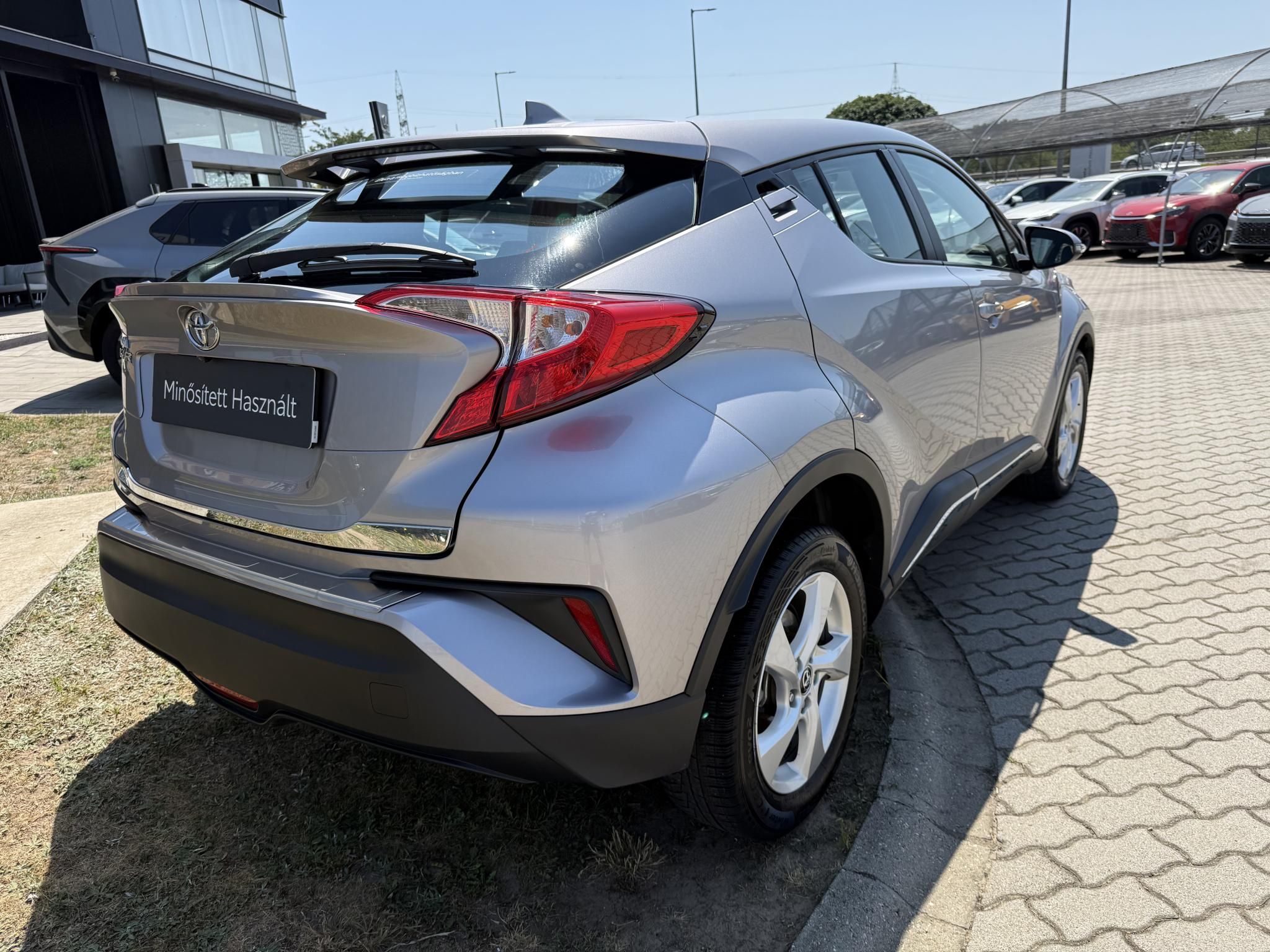 TOYOTA C-HR 1.2T Active (ülésfűtéssel) + 2 év Toyota Minősített Használt Autó Garancia