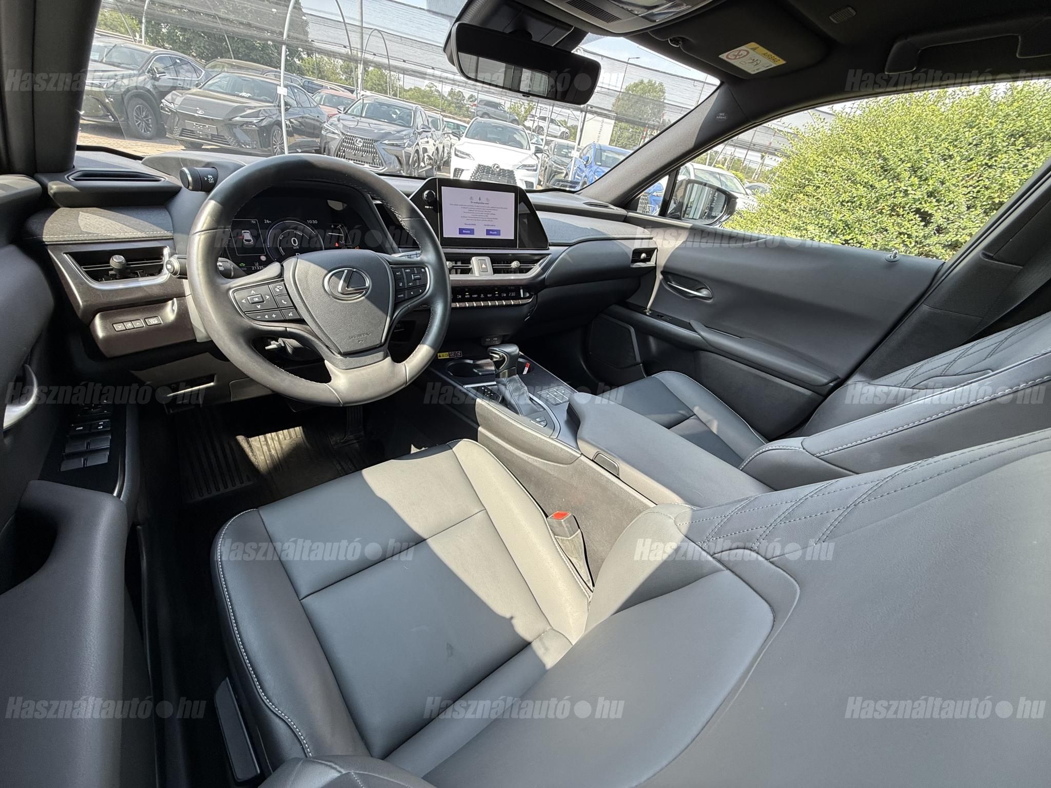 LEXUS UX 250h F Sport Design CVT + 2 év Lexus Select Garancia