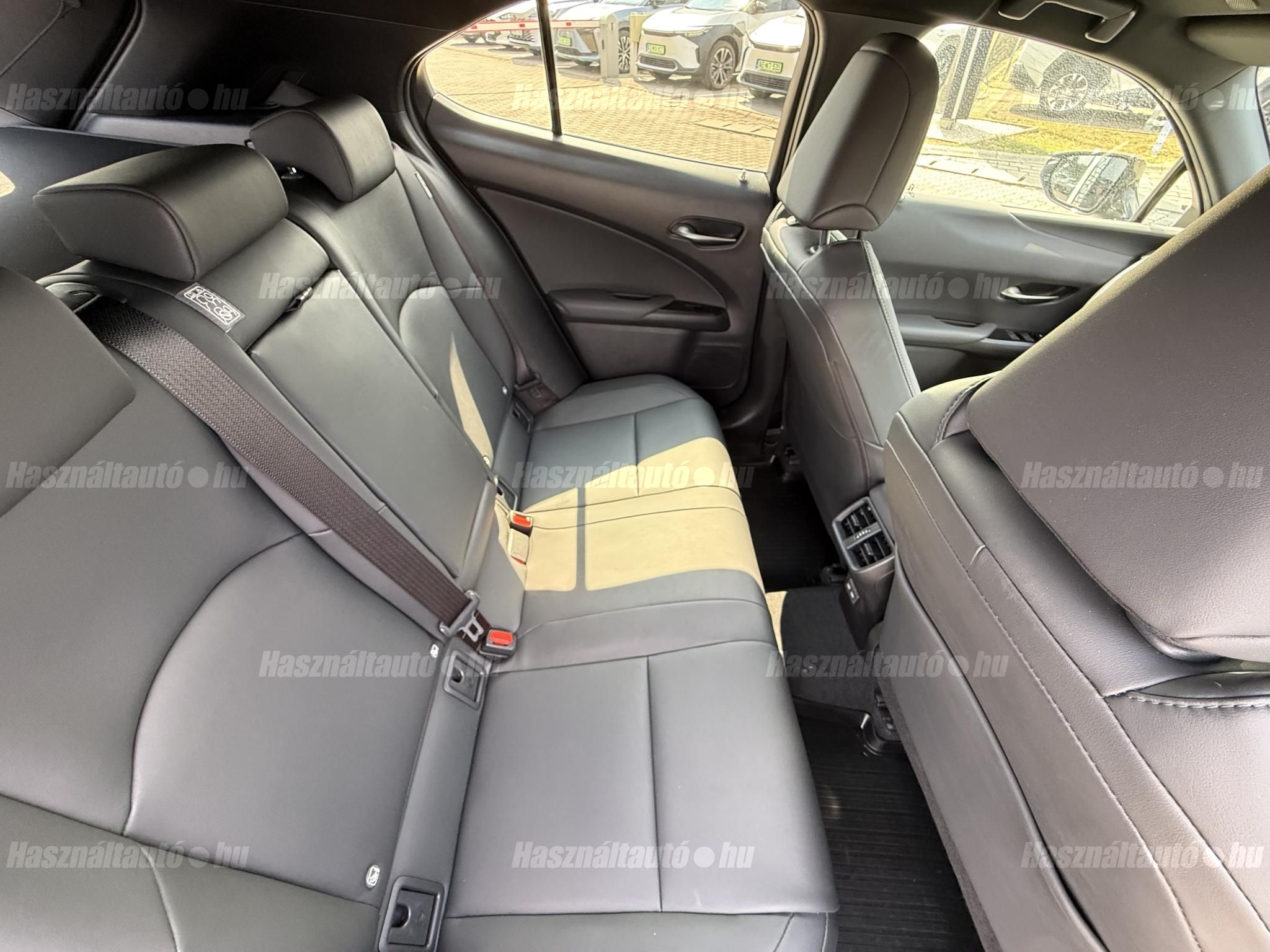 LEXUS UX 250h F Sport Design CVT + 2 év Lexus Select Garancia