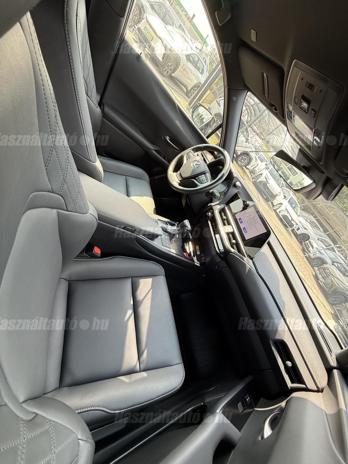 LEXUS UX 250h F Sport Design CVT + 2 év Lexus Select Garancia
