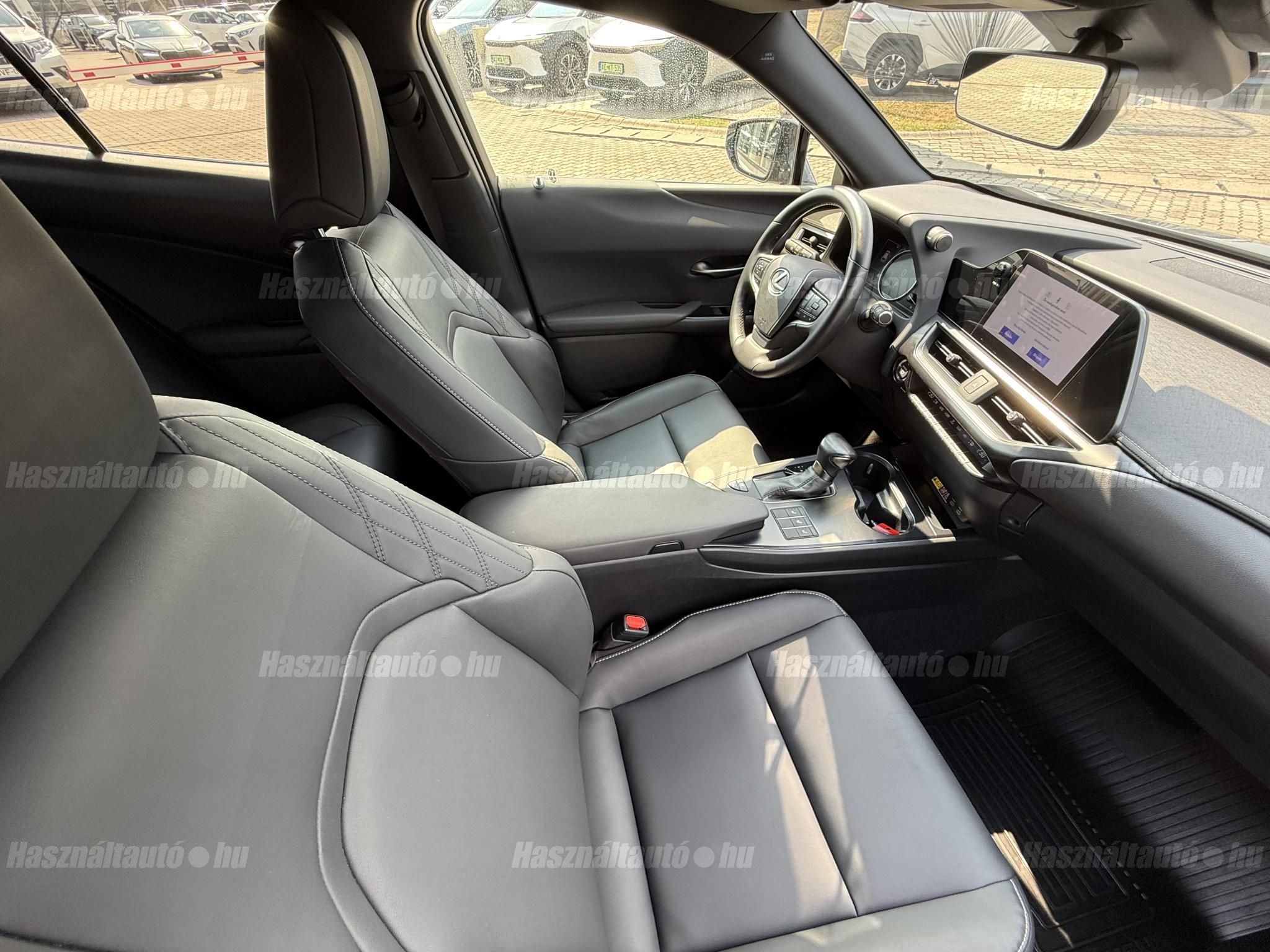 LEXUS UX 250h F Sport Design CVT + 2 év Lexus Select Garancia