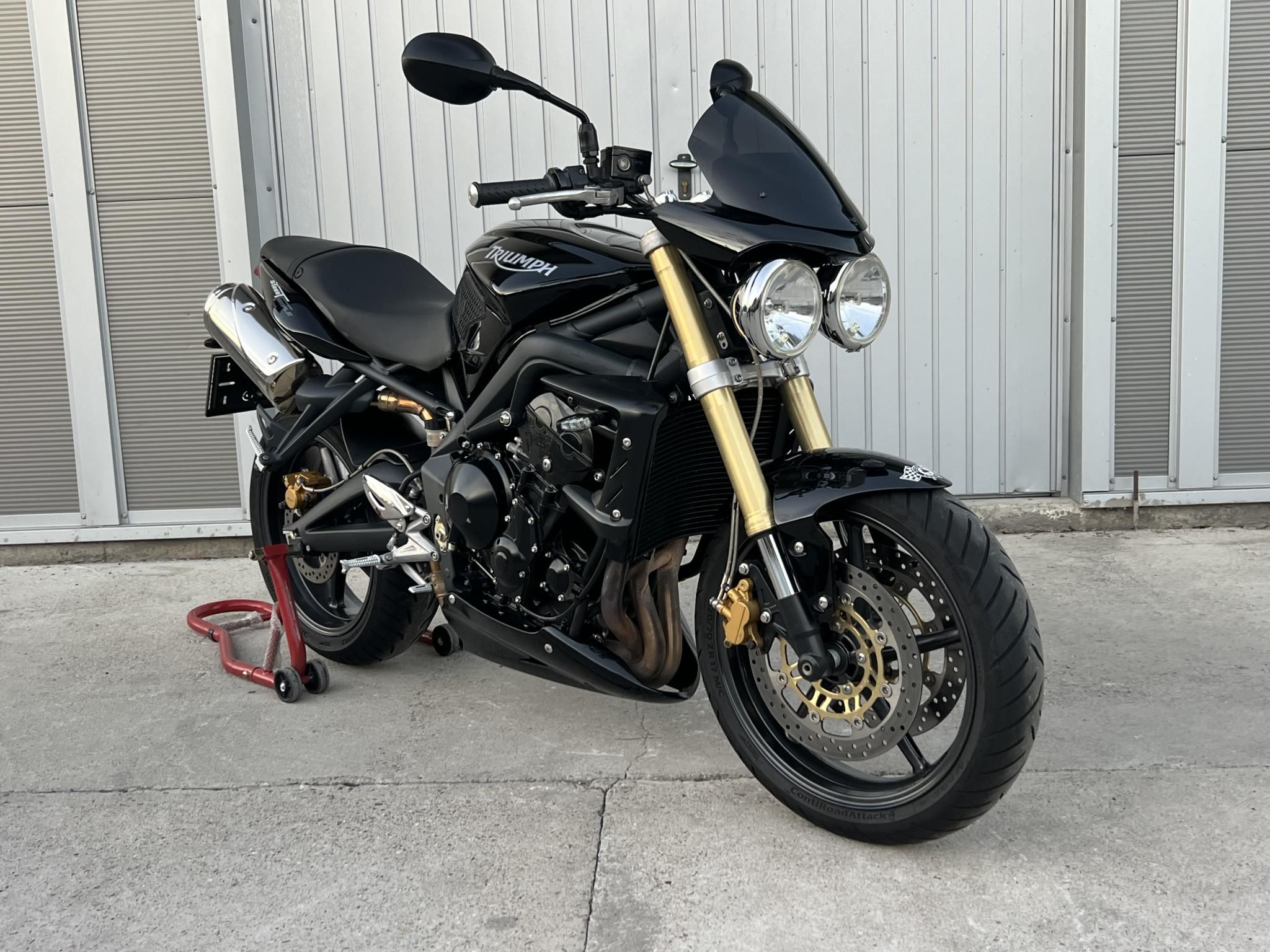 TRIUMPH STREET TRIPLE 675