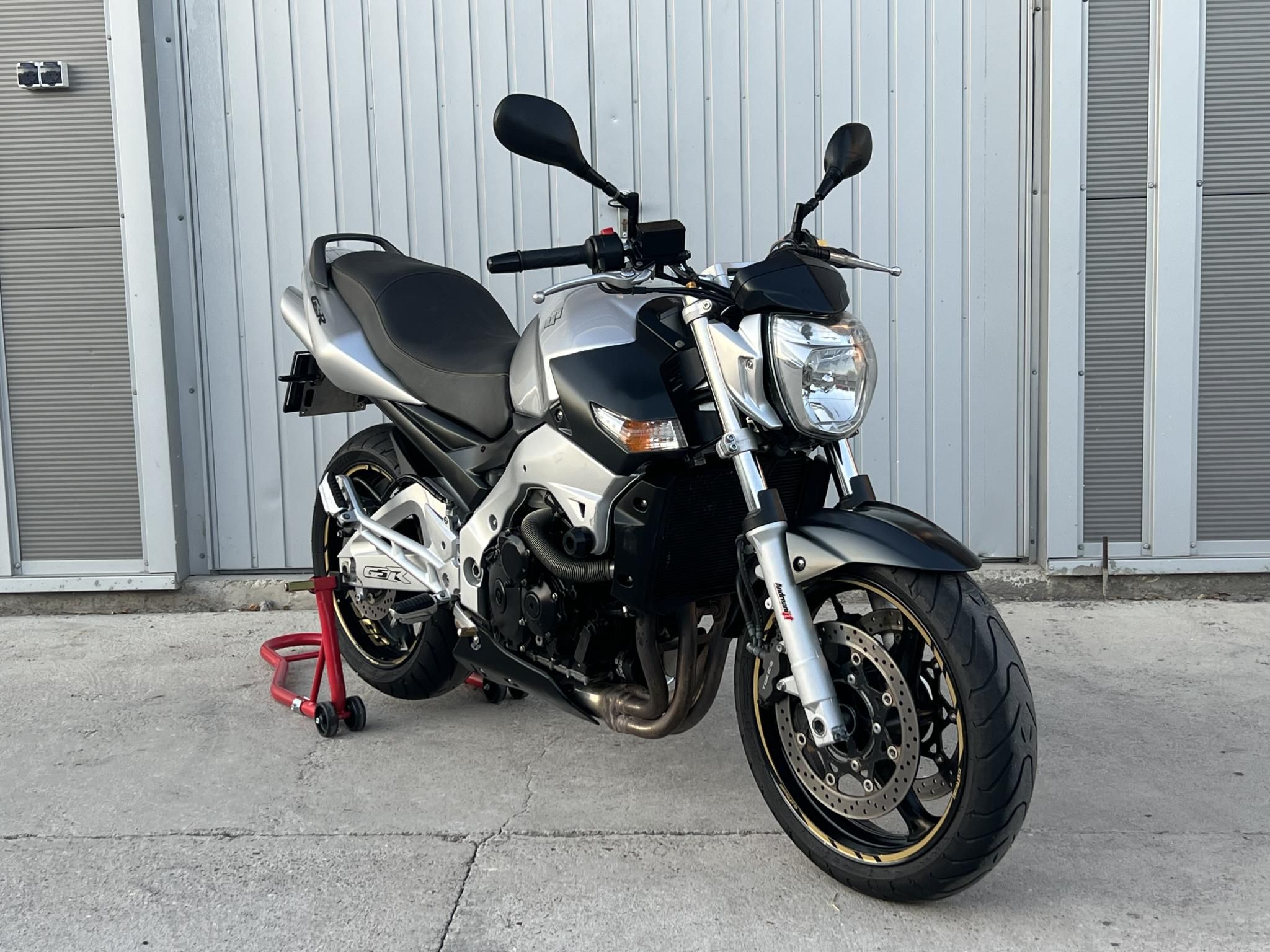 SUZUKI GSR 600