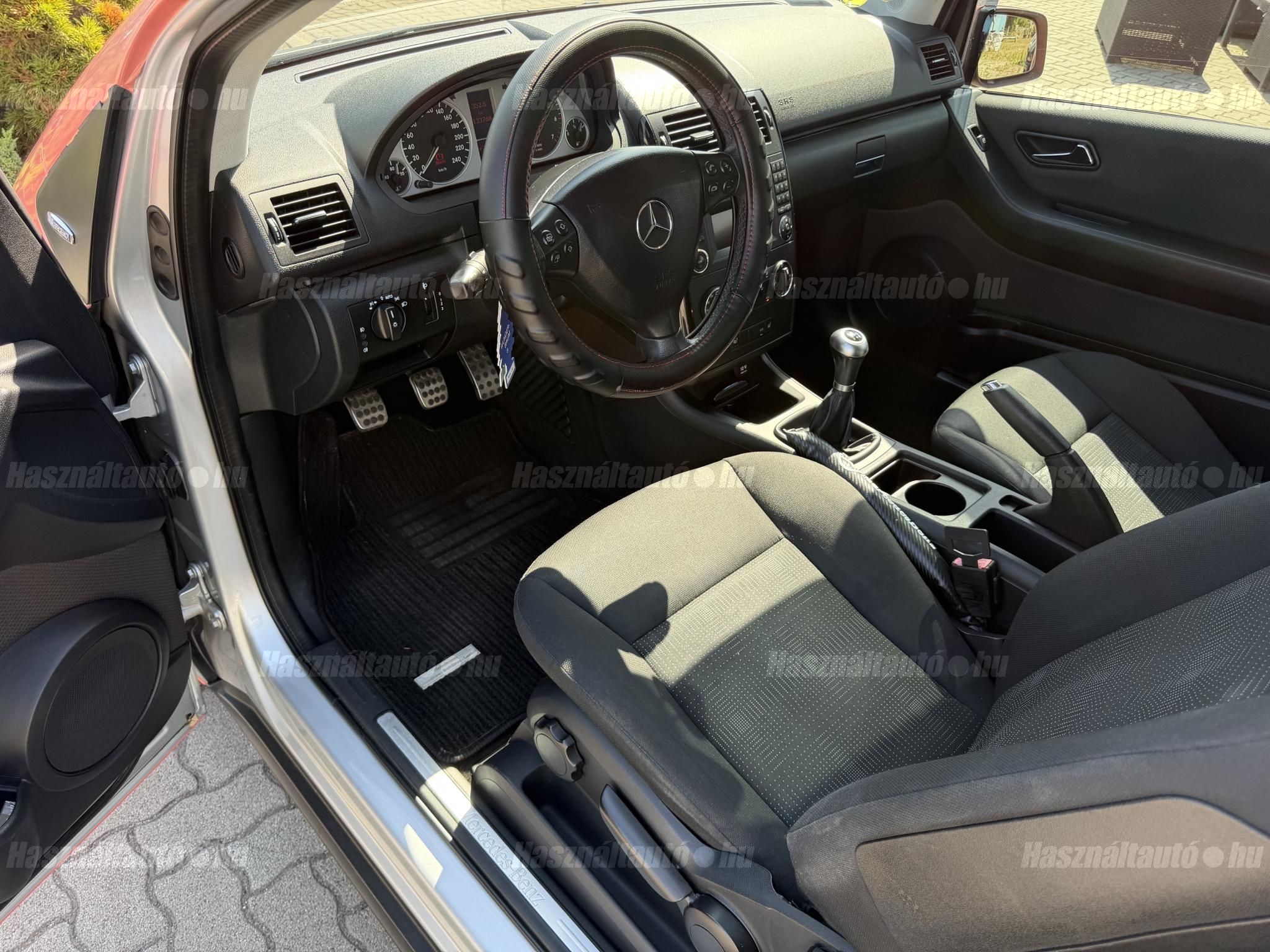 MERCEDES-BENZ A 180 BlueEFFICIENCY Elegance Magyarrendszám.