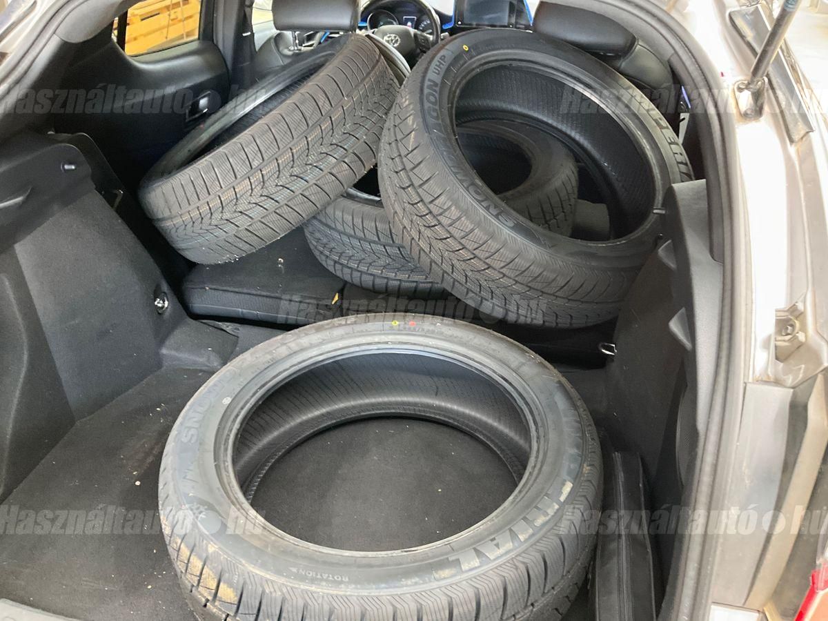 TOYOTA C-HR 1.8 Hybrid Executive LED Premium pack Leather e-CVT 3.év.Garancia./Sérmentes/Végig.Toyota-Szervíz/Bőr-Belső/JBL/Winter