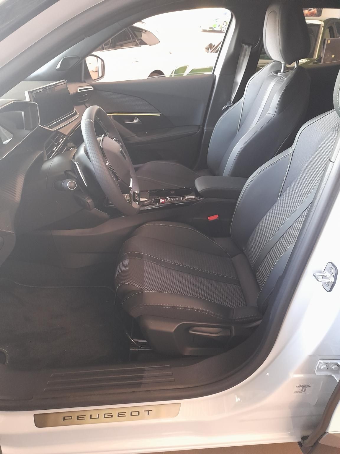 PEUGEOT 2008 1.2 PureTech GT EAT8 Tesztautó Gablini M3 1152. Bp.. Városkapu u.1 - 9. kép