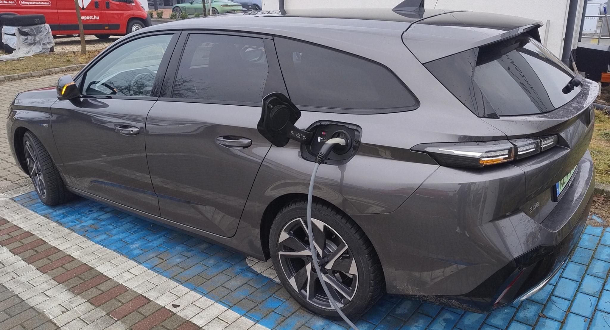 PEUGEOT 308 SW 1.6 PureTech PHEV Allure Pack EAT8 180LE tesztautó - 3. kép